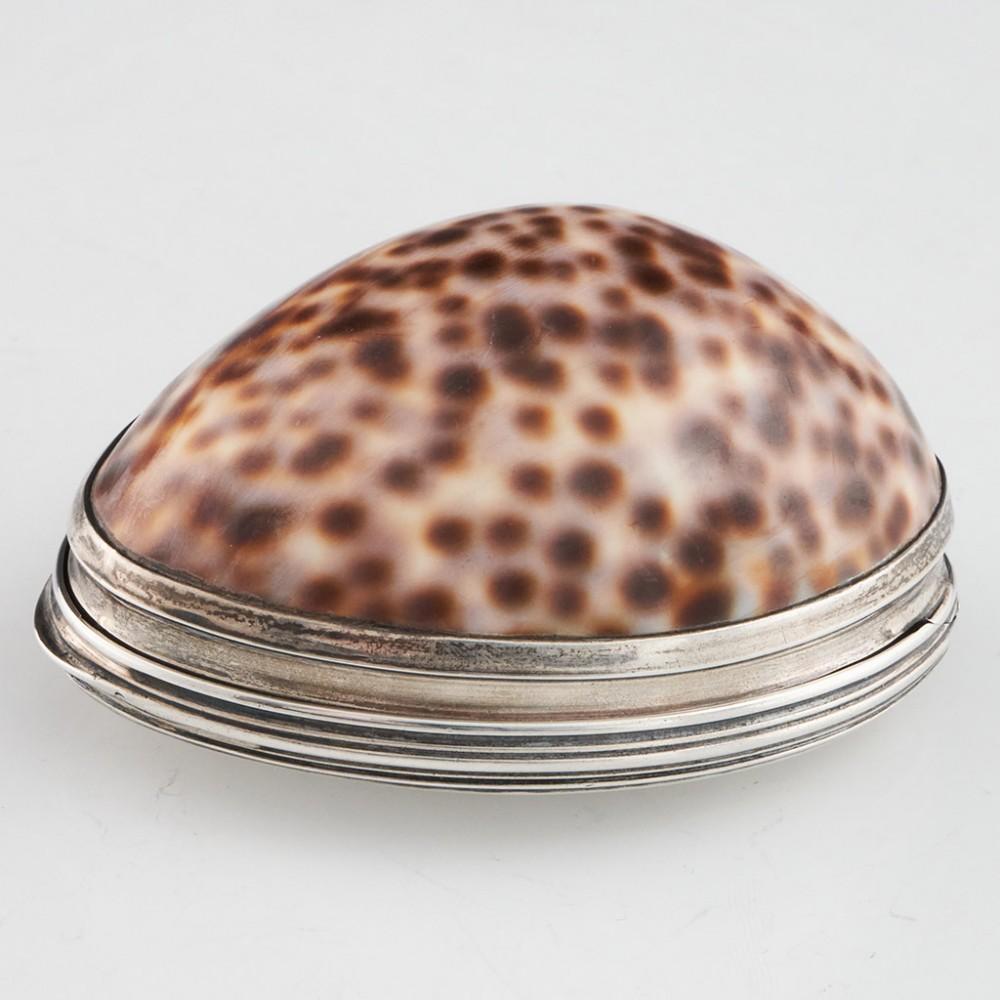 Heading : Sterling silver cowry shell snuff box
Date : Hallmarked in Edinburgh for an uknown maker whose mark was registered (IR) in Edinburgh and was known only in 1823.
Period : George IV
Origin : Edinburgh, United Kingdom of Great Britain and