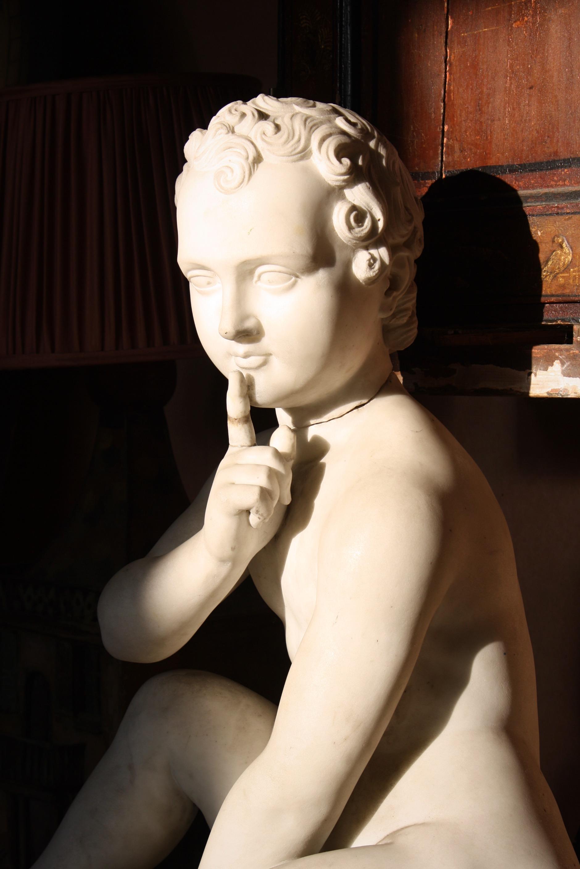 Una scultura in marmo molto bella di Arpocrate, noto anche come Arpocrate, il dio greco del silenzio. Spesso raffigurata con fiori di loto e un corno, la scultura in questione fu scolpita dall'italiano Francesco Pozzi (1779 - 1844) intorno al primo