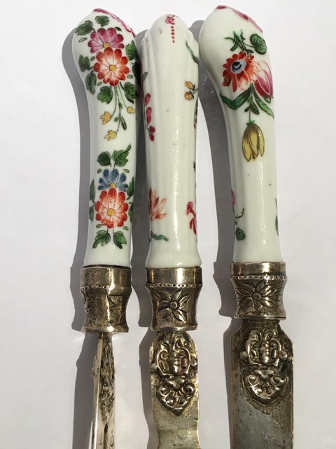 Early 19th Century Set of 3 English Porcelain Cutleries For Sale 7