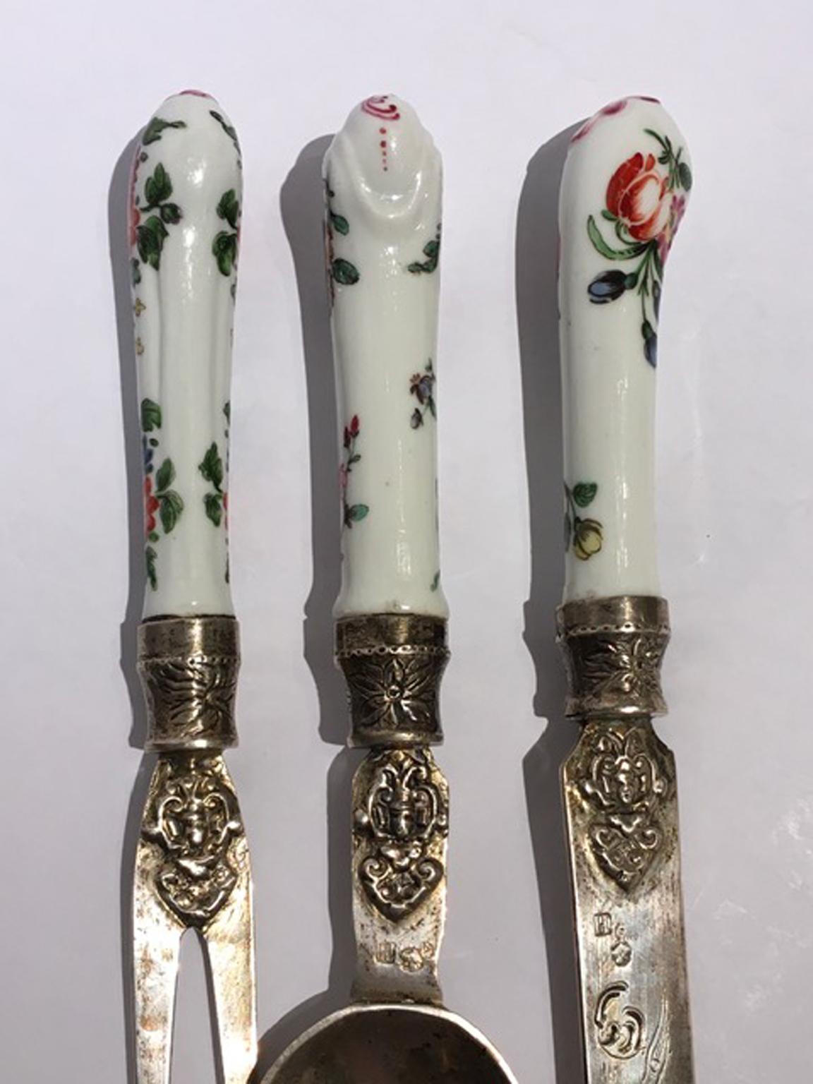 Early 19th Century Set of 3 English Porcelain Cutleries For Sale 8