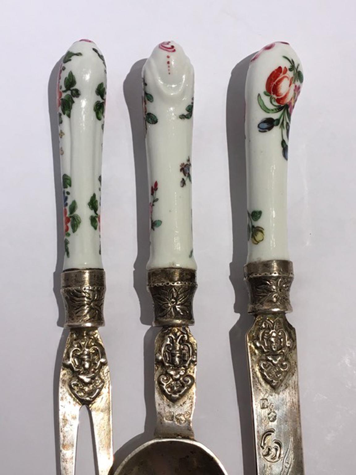 Early 19th Century Set of 3 English Porcelain Cutleries For Sale 9