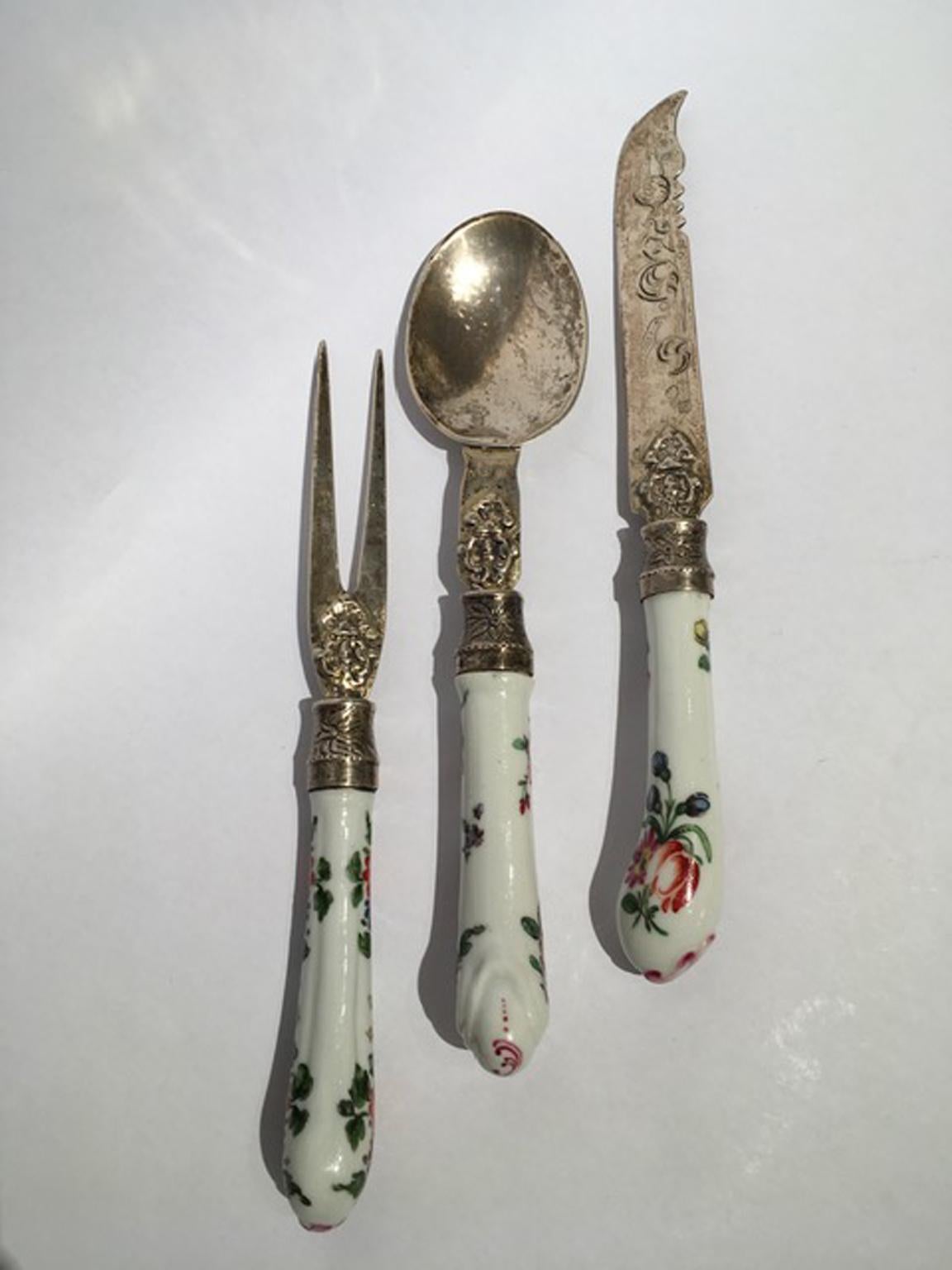 This set of three cutleries: fork, knive, spoon, are handmade in porcelain with the silver forged and decorated with flower drawings.
An handcrafted work, fine and very delicate, very unusual pieces and not easy to find.
Fully marked with Great