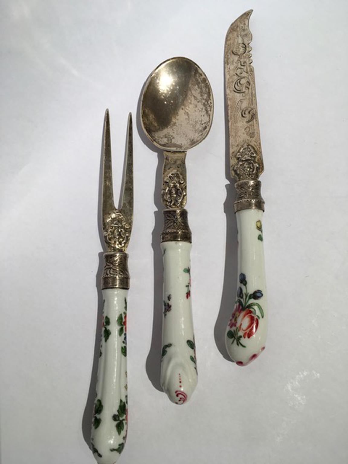 Baroque Early 19th Century Set of 3 English Porcelain Cutleries For Sale