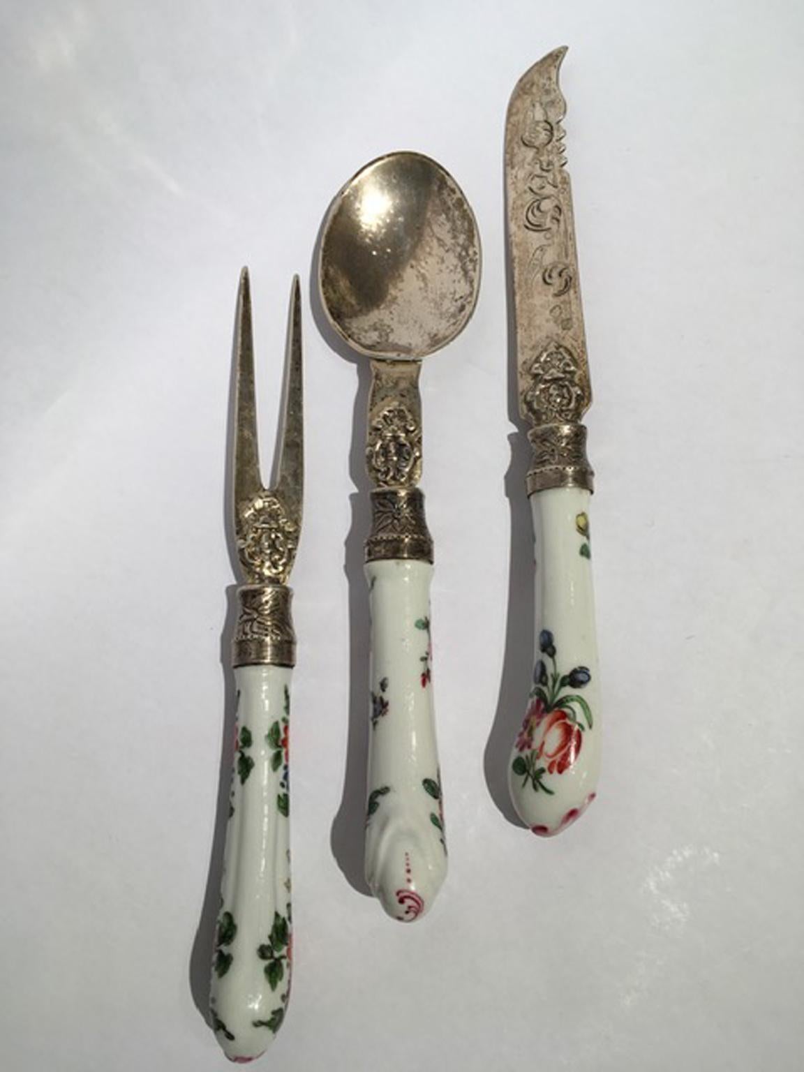 Early 19th Century Set of 3 English Porcelain Cutleries In Good Condition For Sale In Brescia, IT