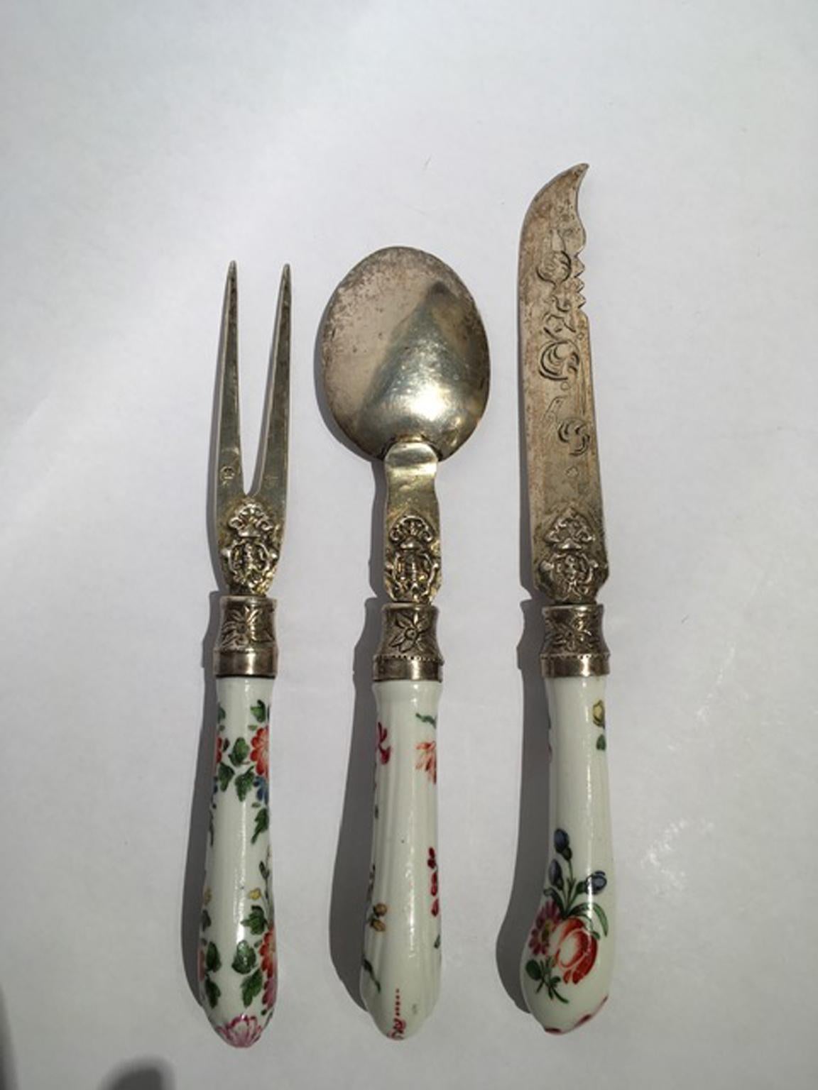 18th Century Early 19th Century Set of 3 English Porcelain Cutleries For Sale