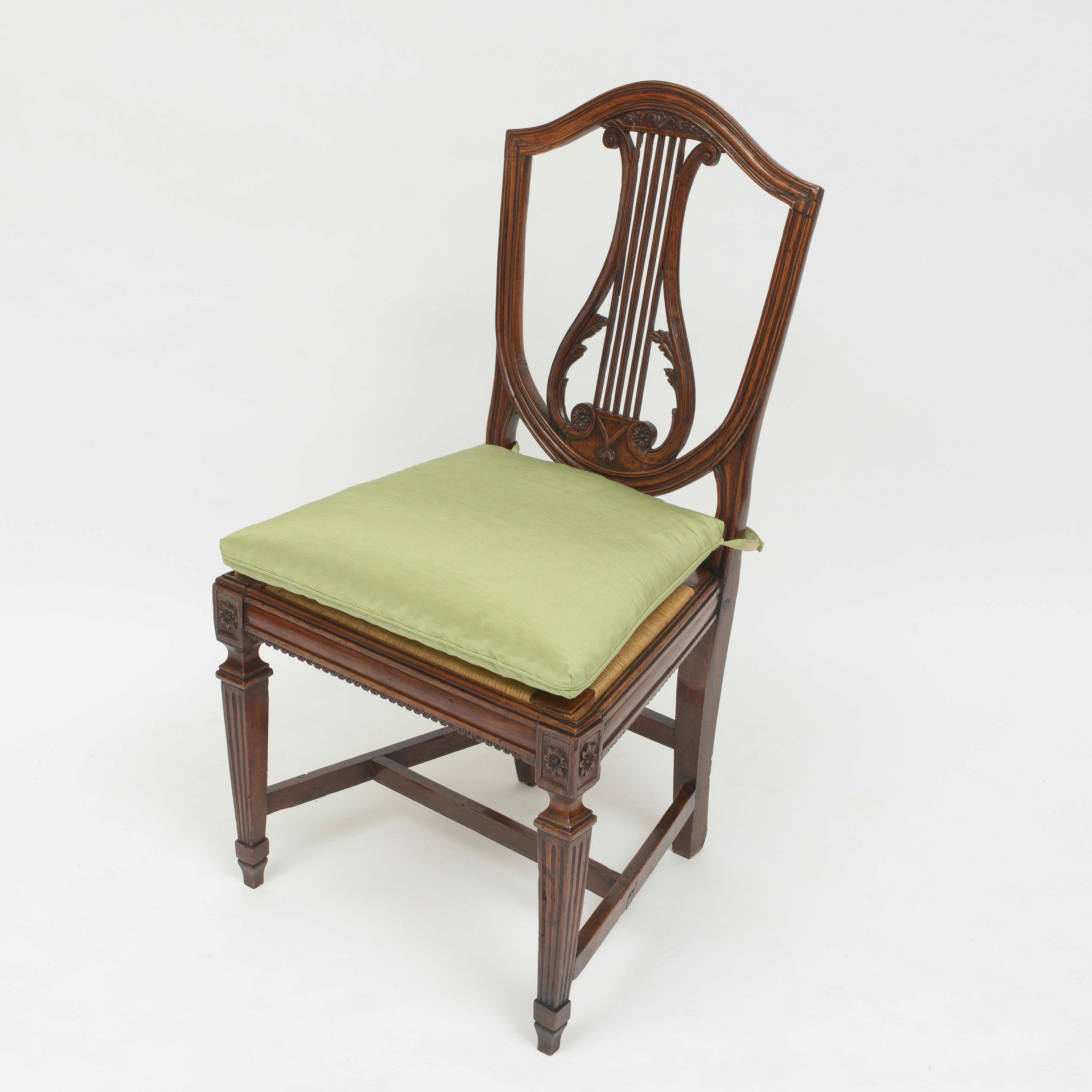 Début du 19e siècle - Ensemble de 5 chaises italiennes à dossier en forme de lyre en noyer en vente 4