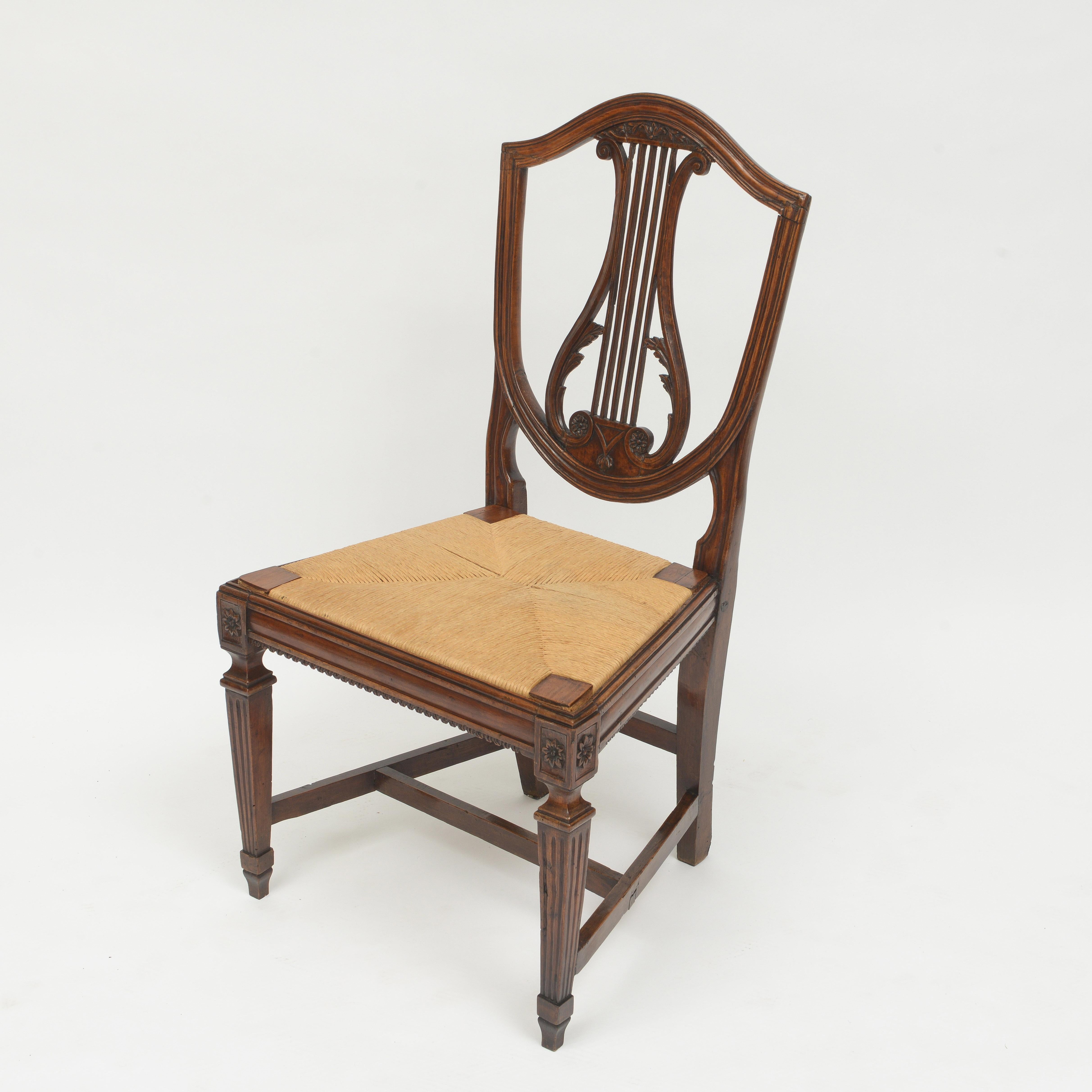 Début du 19e siècle - Ensemble de 5 chaises italiennes à dossier en forme de lyre en noyer en vente 5