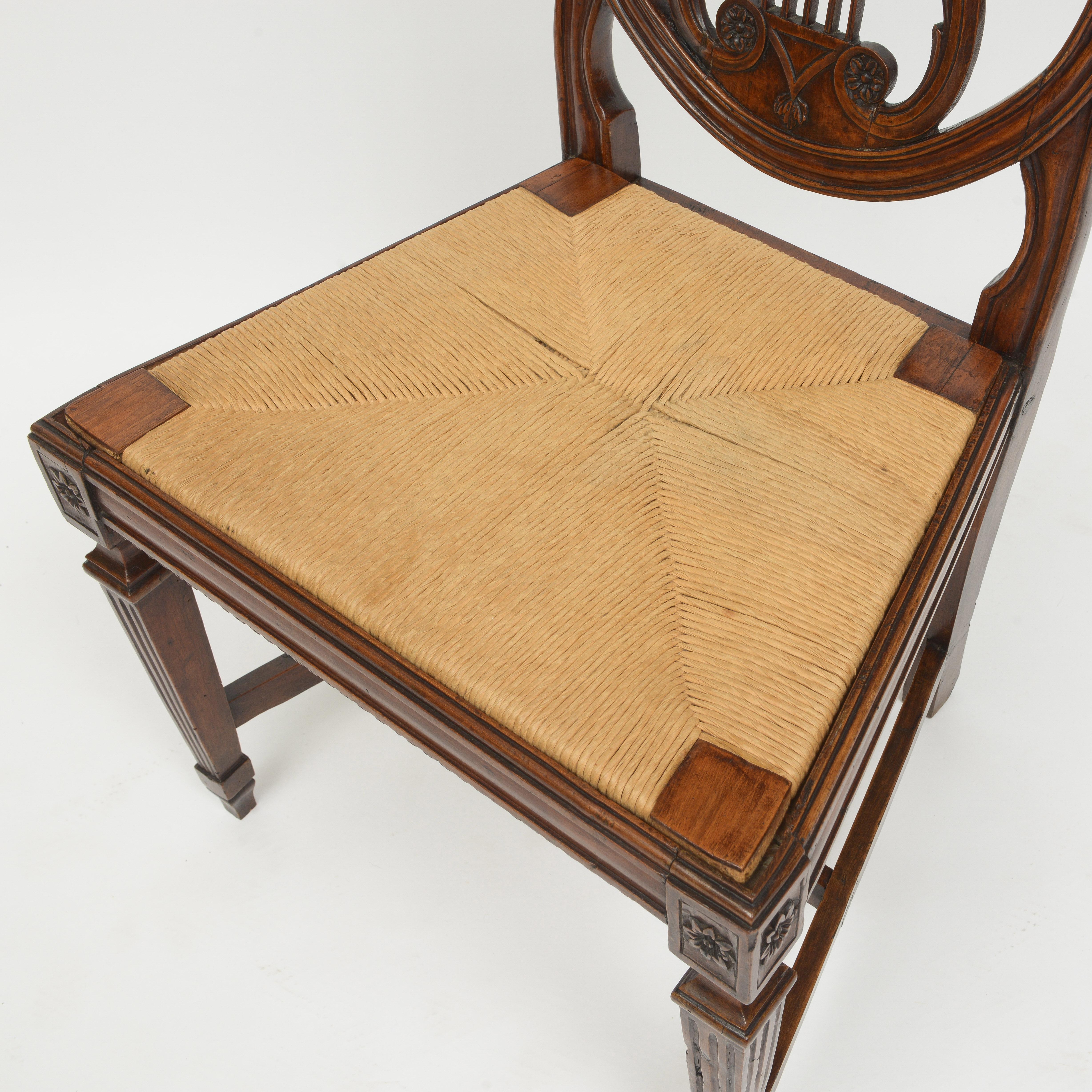 Début du 19e siècle - Ensemble de 5 chaises italiennes à dossier en forme de lyre en noyer en vente 6