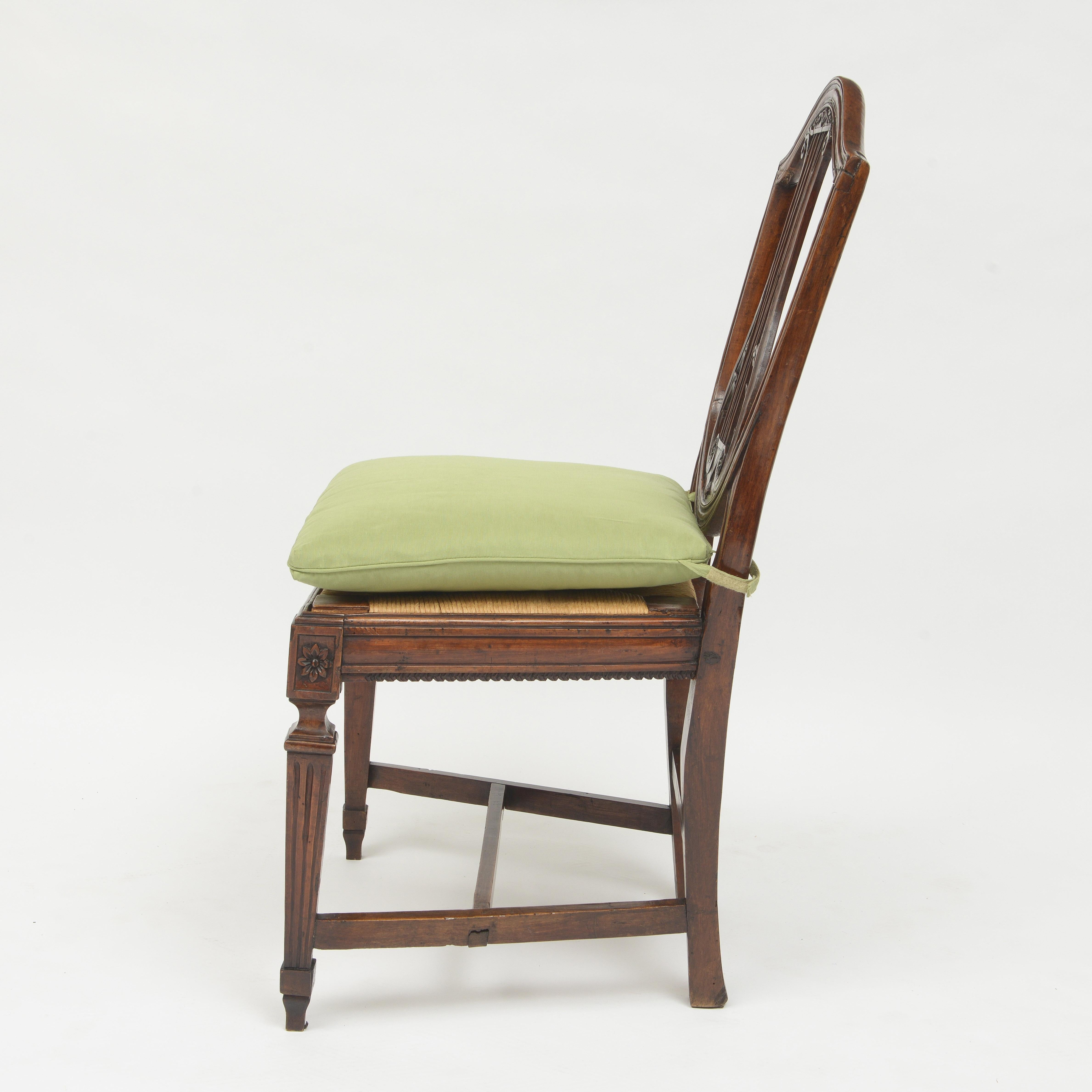 Frühes 19. Jahrhundert Satz von 5 italienischen Nussbaum-Lehnenstühlen (Handgefertigt) im Angebot