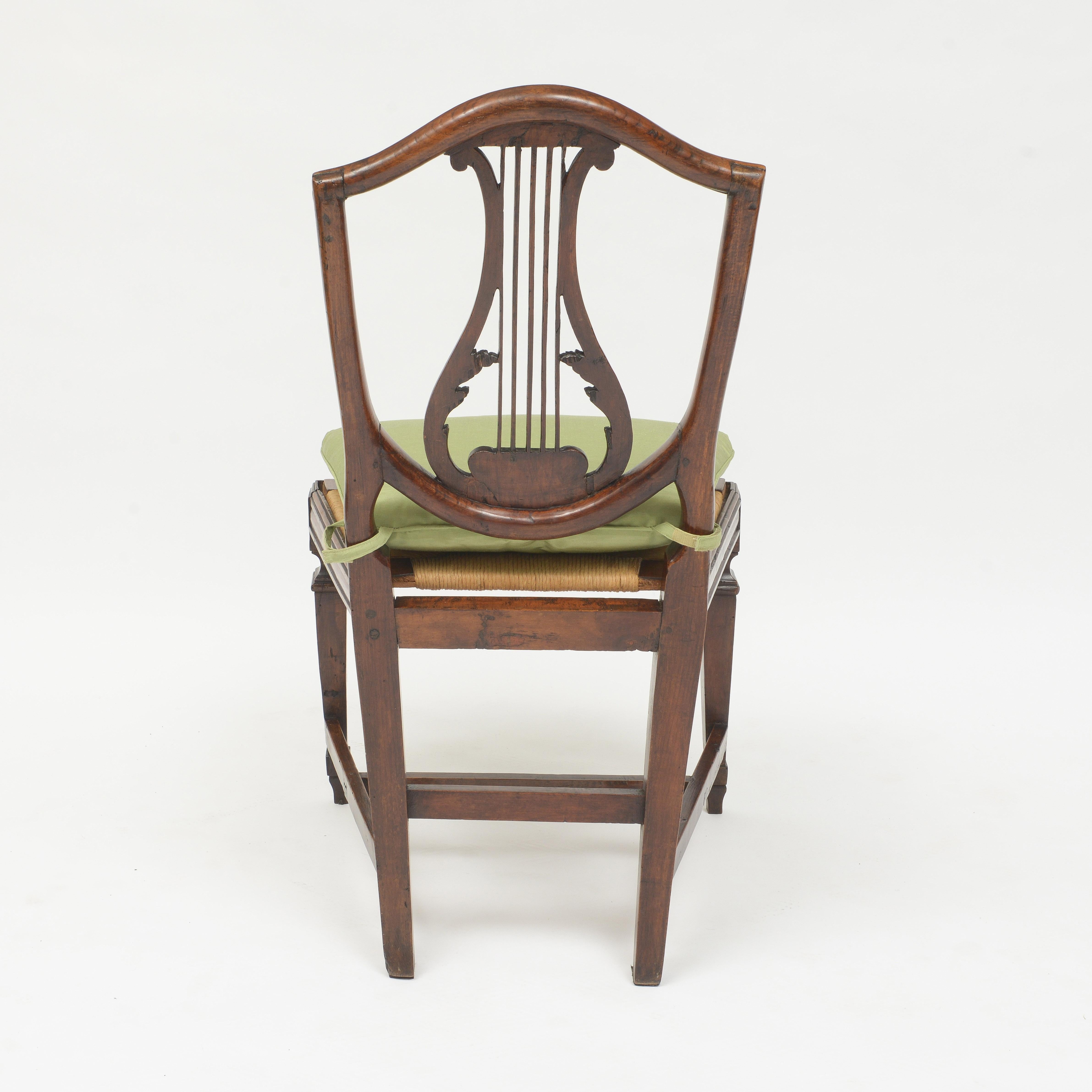 Tissu Début du 19e siècle - Ensemble de 5 chaises italiennes à dossier en forme de lyre en noyer en vente