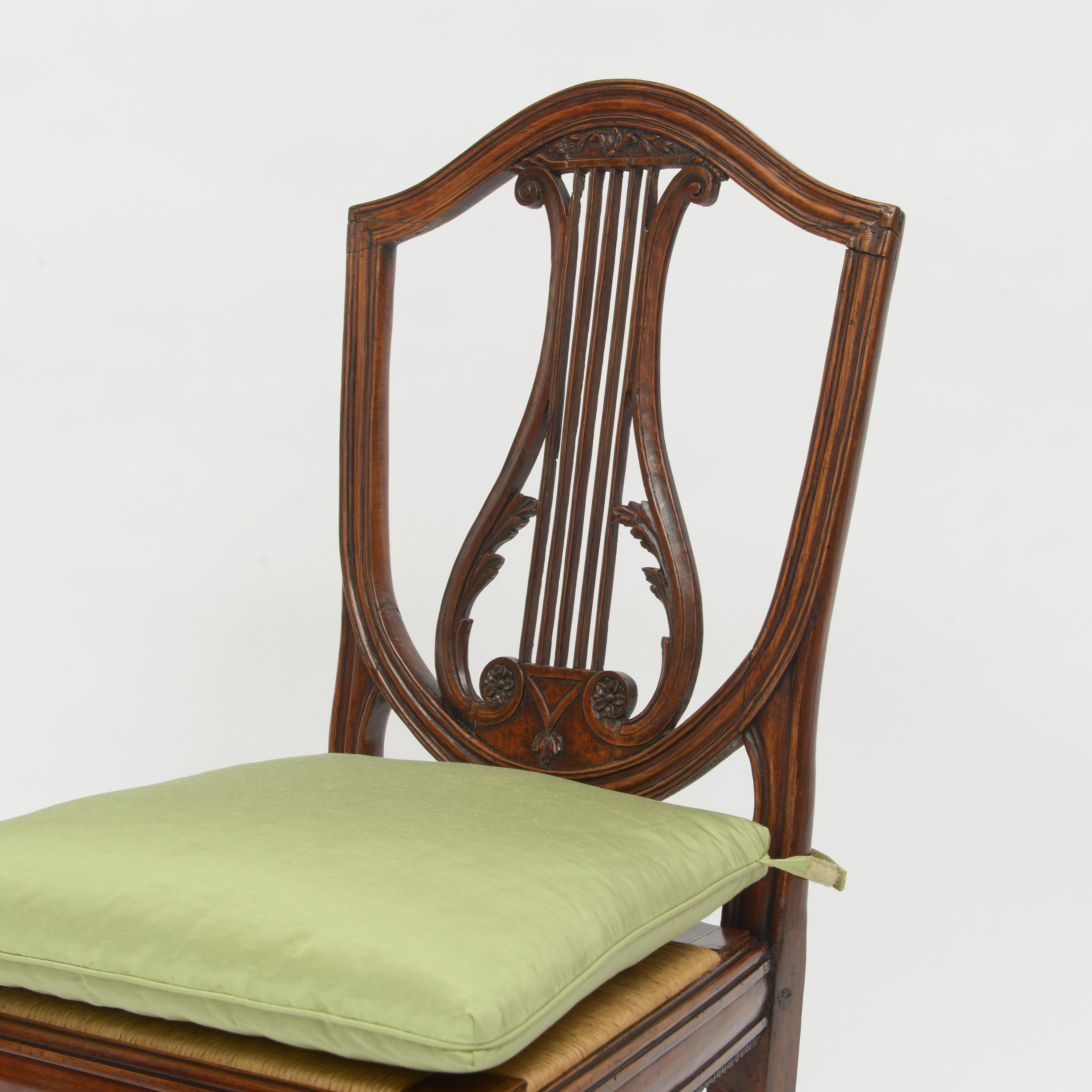 Début du 19e siècle - Ensemble de 5 chaises italiennes à dossier en forme de lyre en noyer en vente 1