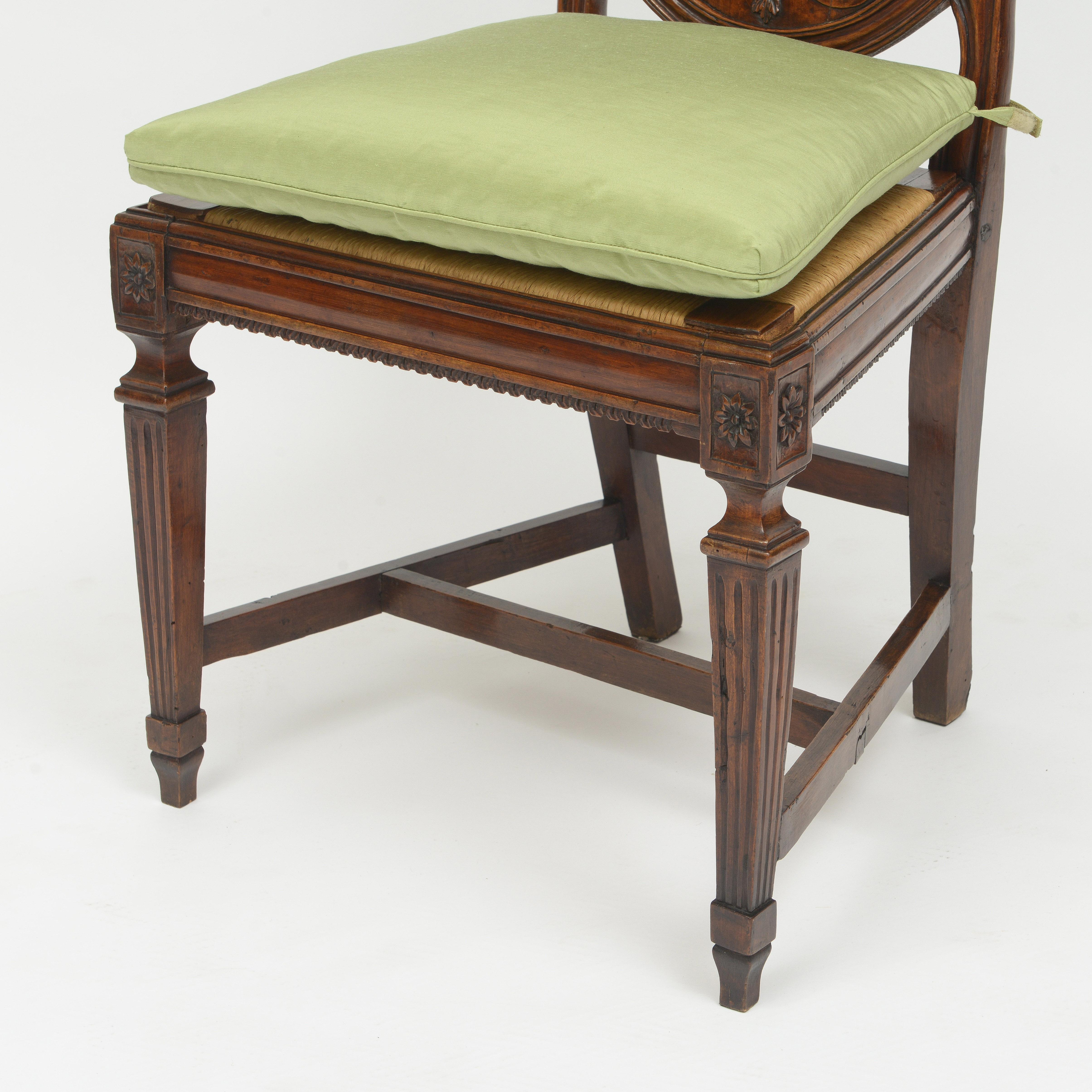 Début du 19e siècle - Ensemble de 5 chaises italiennes à dossier en forme de lyre en noyer en vente 2