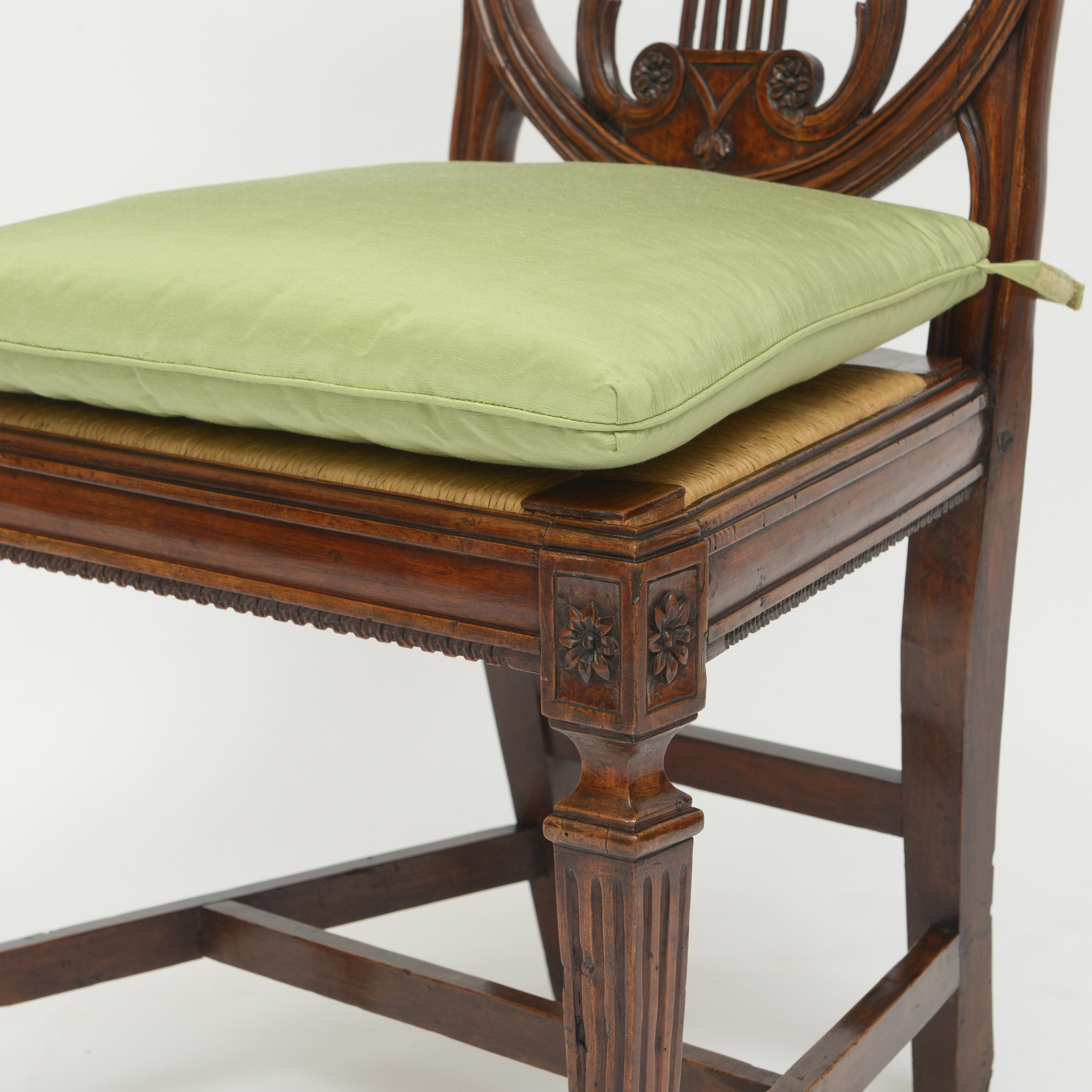 Début du 19e siècle - Ensemble de 5 chaises italiennes à dossier en forme de lyre en noyer en vente 3