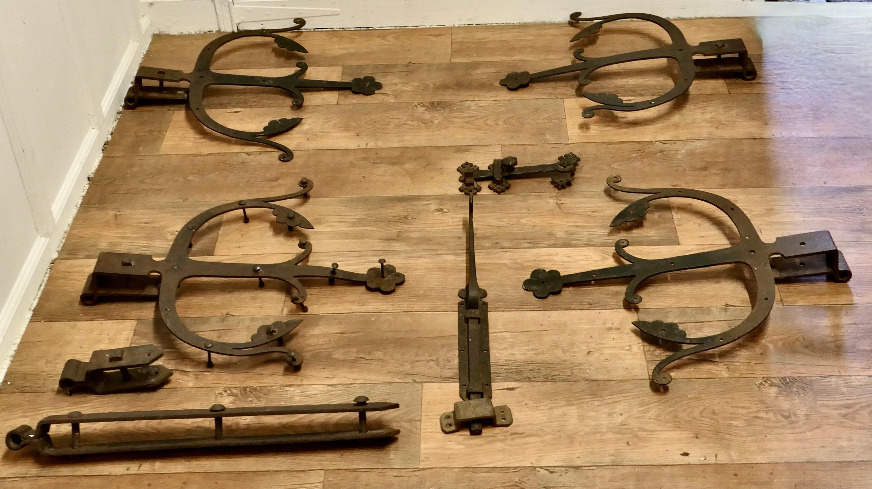 Early 19th Century Set of Double Castle Door Hinges  A rare find  For Sale 9