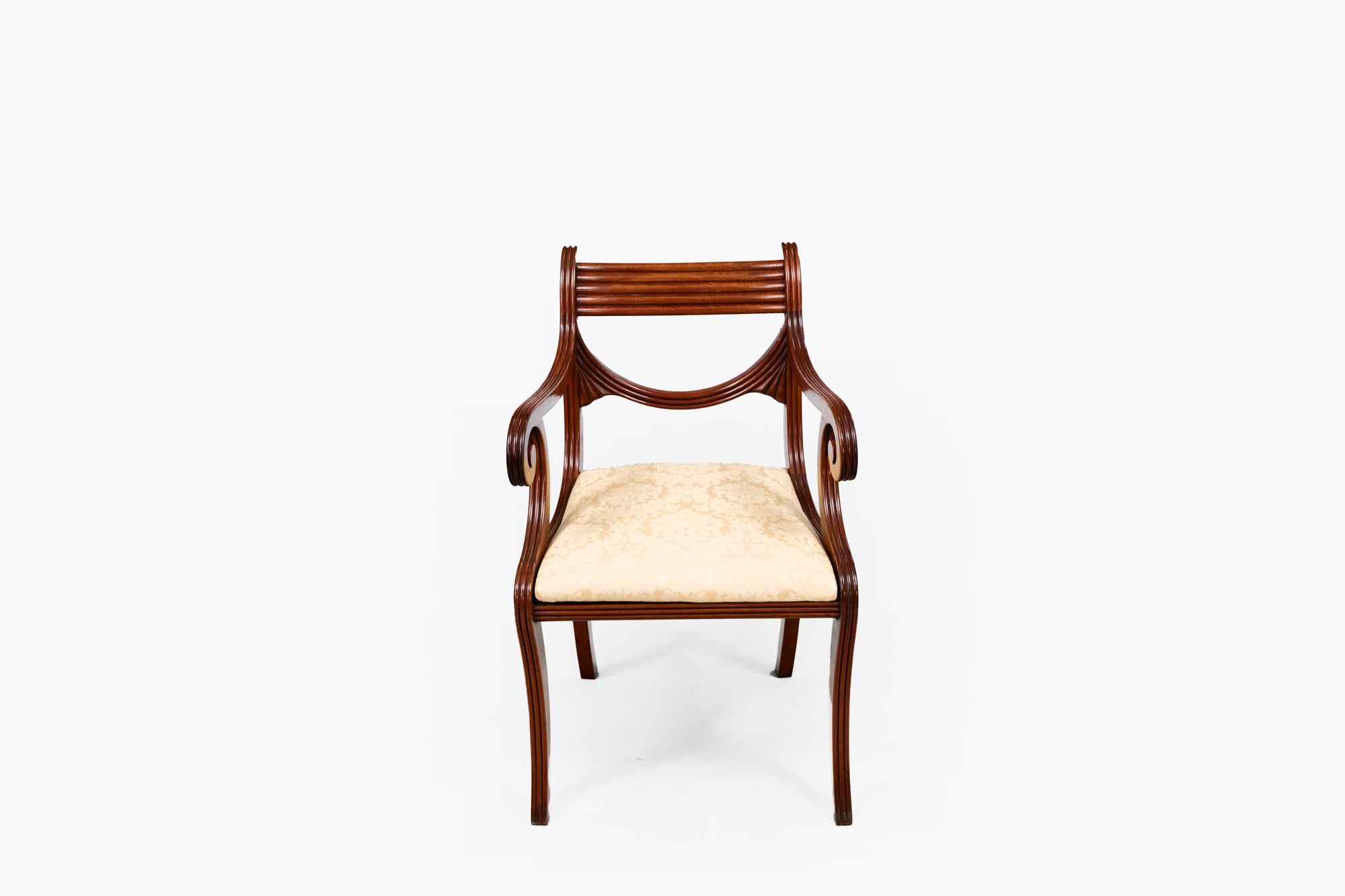 Ensemble de huit chaises de salle à manger en acajou de Cork du début du 19e siècle. Les dossiers et les pieds sont ornés d'un motif inhabituel de cannelures sculptées. Circa 1820