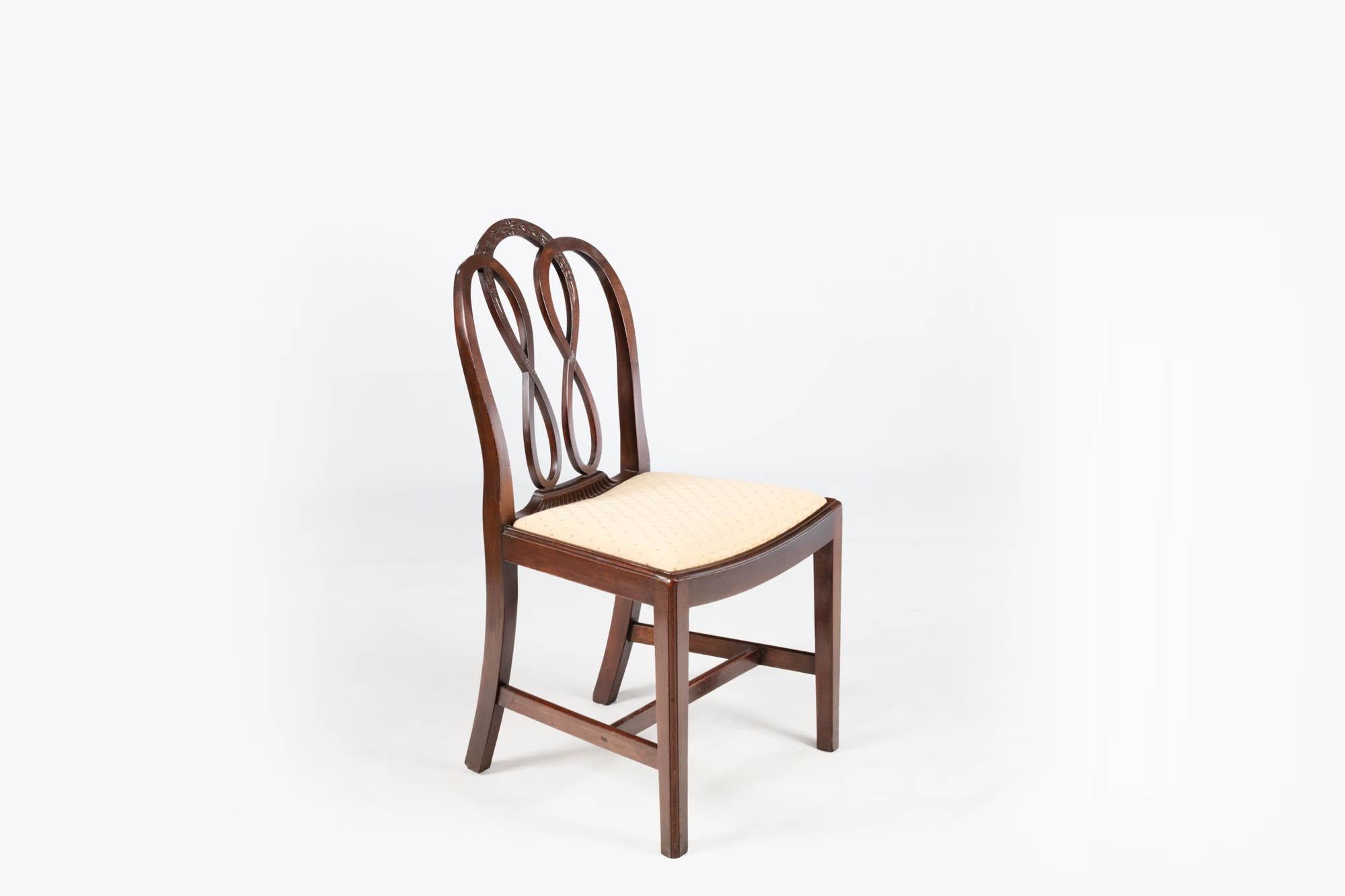 Georgien Ensemble de huit chaises à manger de style Hepplewhite en acajou du début du 19e siècle en vente