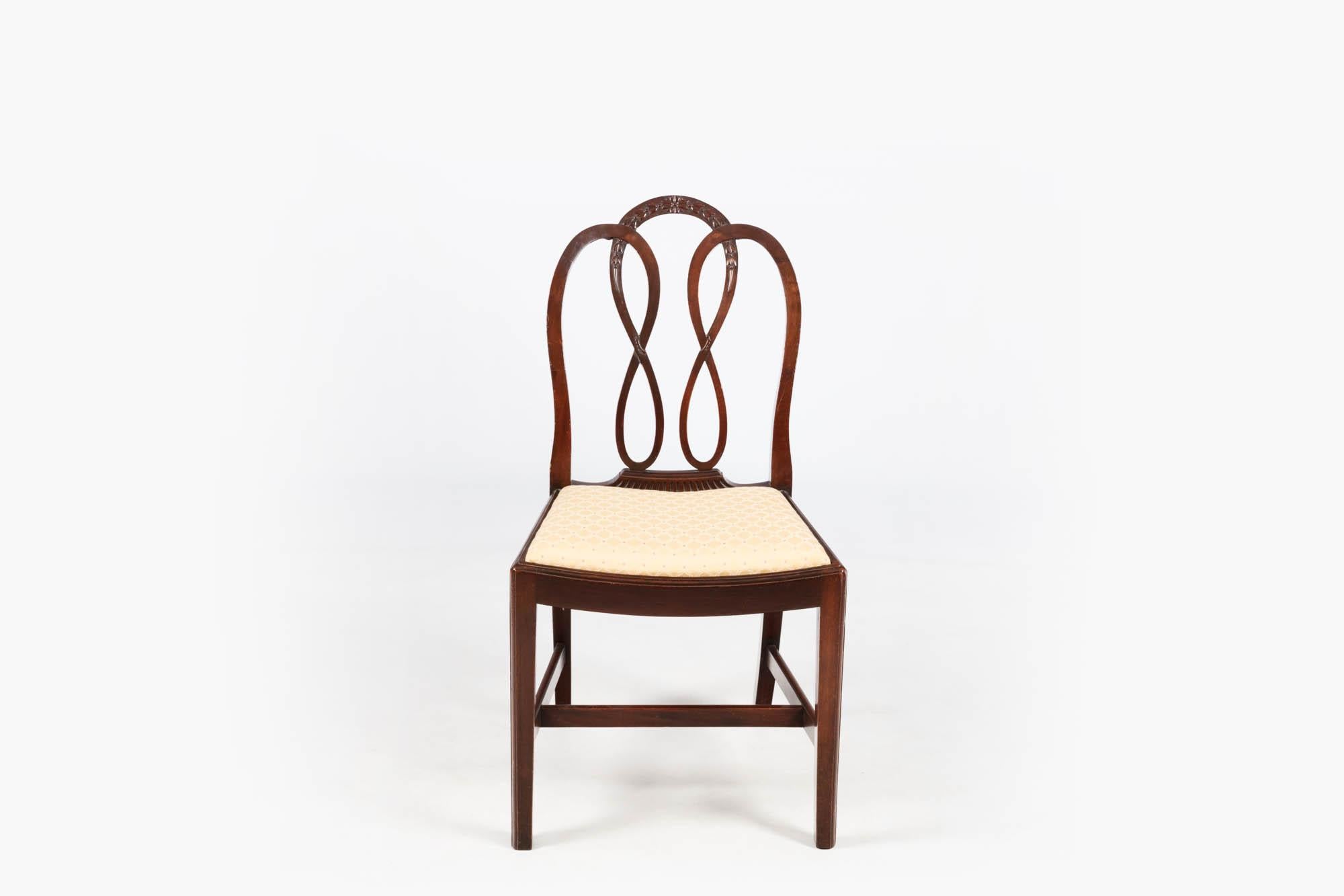 XIXe siècle Ensemble de huit chaises à manger de style Hepplewhite en acajou du début du 19e siècle en vente