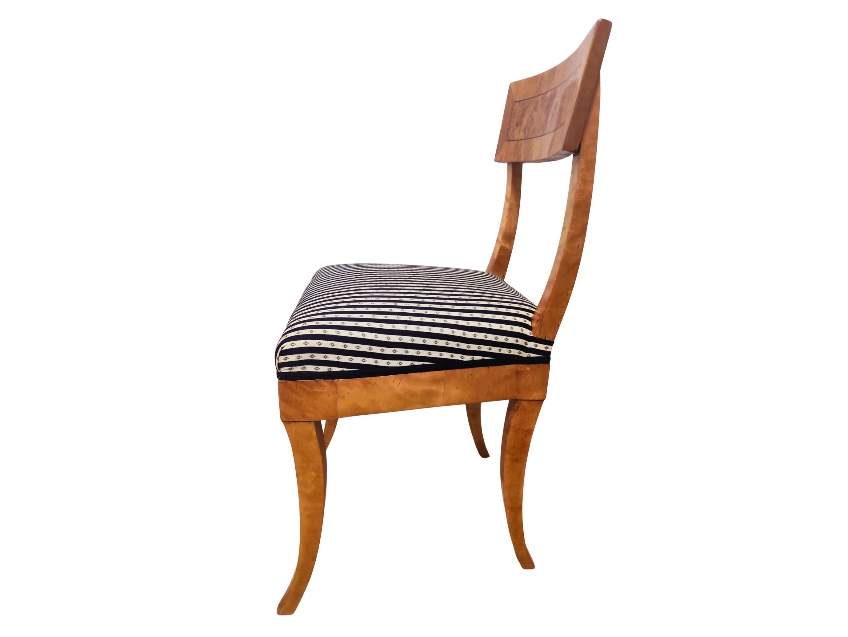 Juego de cuatro sillas Biedermeier de madera de abedul de principios del siglo XIX procedentes de Alemania en venta 6