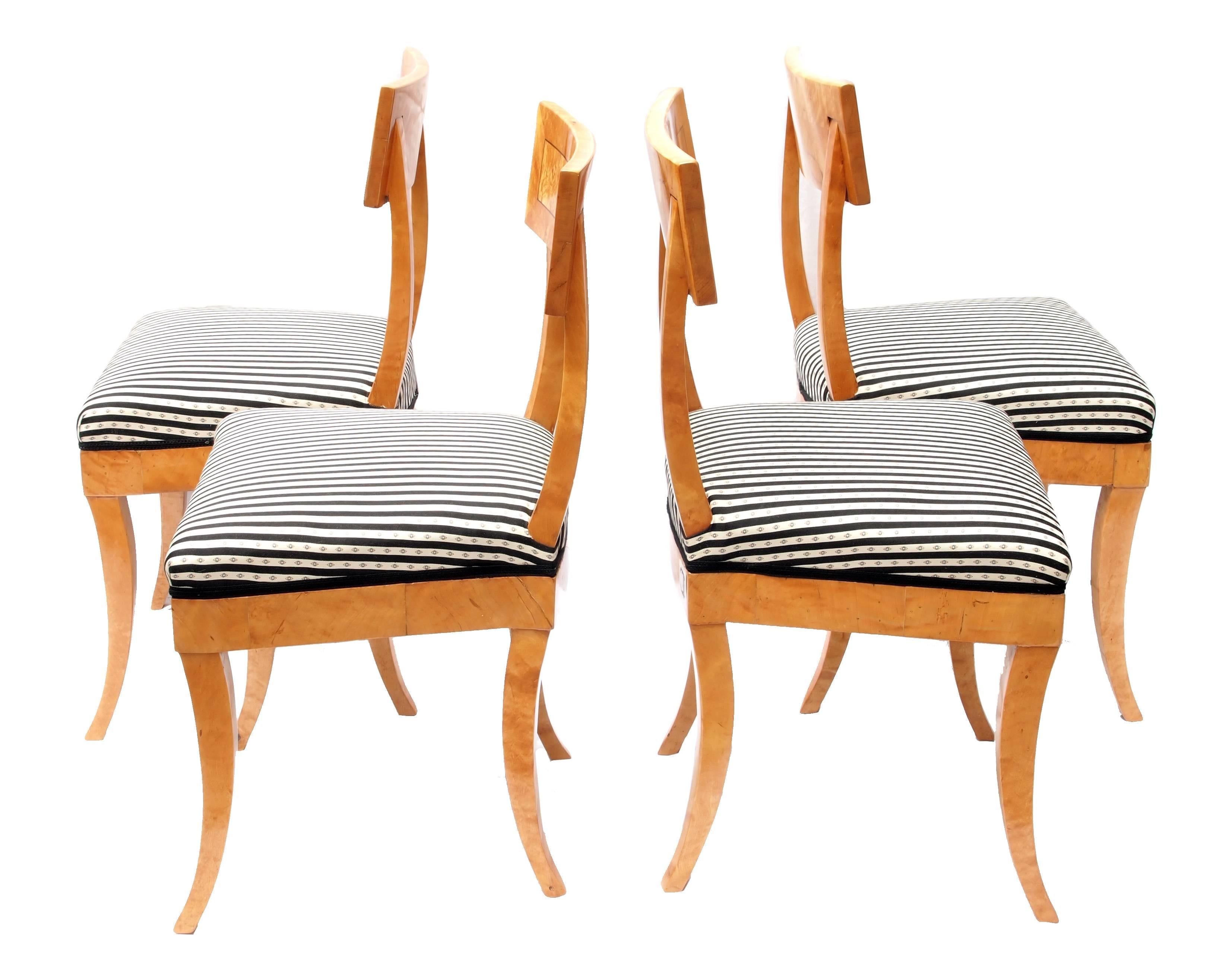 Les quatre chaises datent de la période Biedermeier, vers 1820. Les chaises sont solides et plaquées en bois de bouleau. L'ensemble est en très bon état. Les chaises sont nouvellement tapissées selon le style traditionnel.
