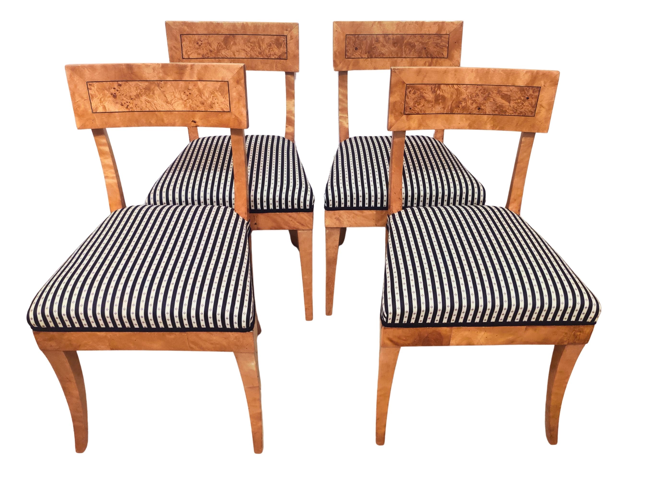 Las cuatro sillas datan del periodo Biedermeier, hacia 1820. Las sillas son macizas y están chapadas en madera de abedul. El juego está en muy buen estado. Las sillas están recién tapizadas según el estilo tradicional.
