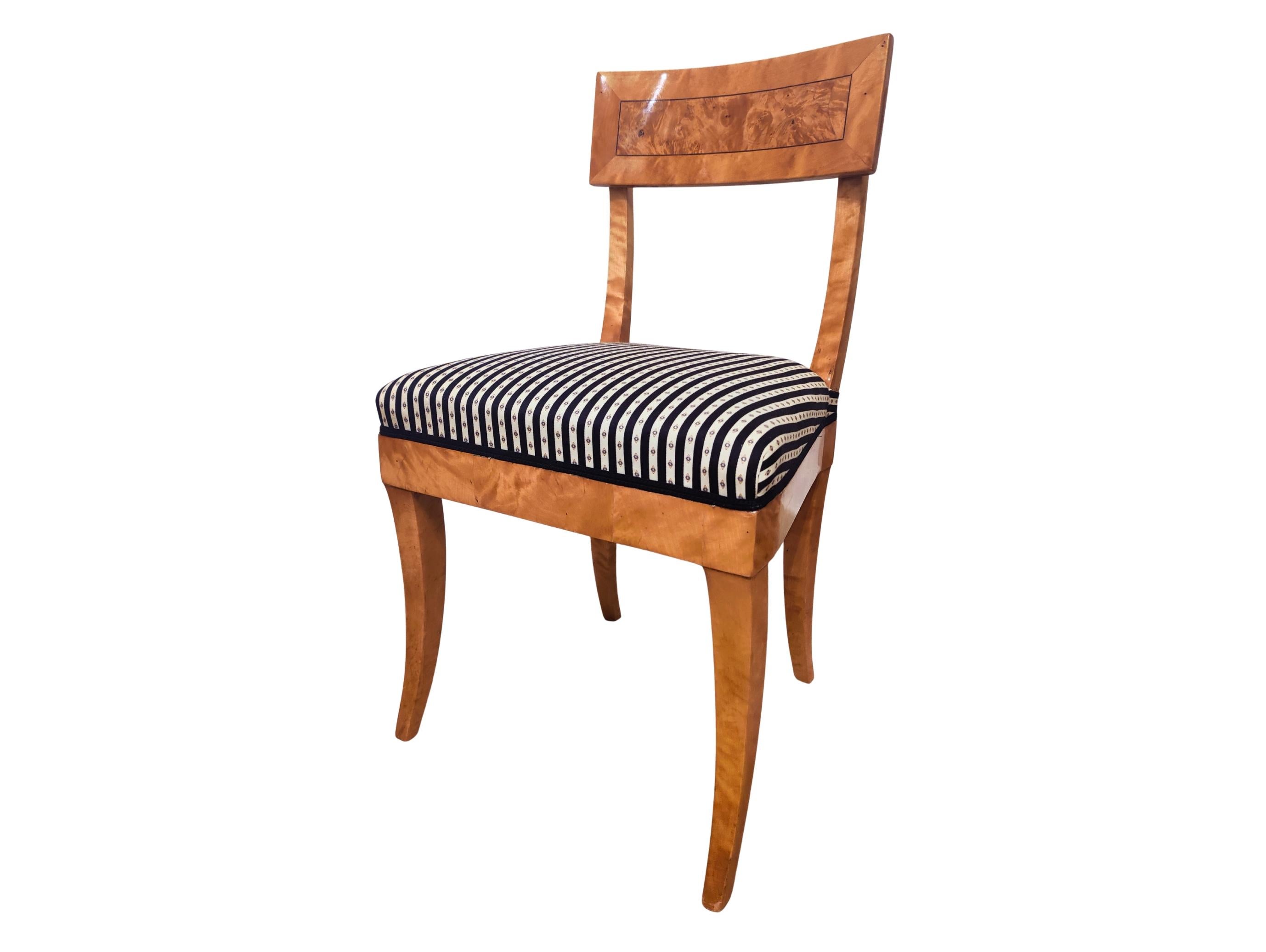 Juego de cuatro sillas Biedermeier de madera de abedul de principios del siglo XIX procedentes de Alemania Chapado en venta