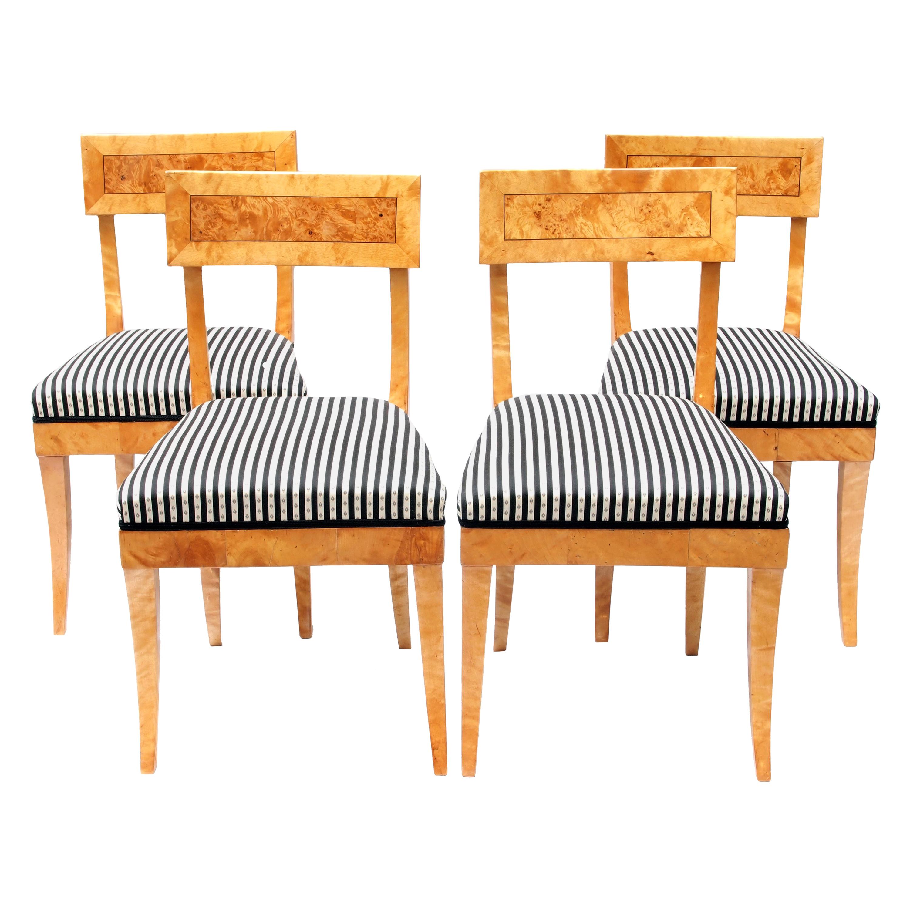 Ensemble de quatre chaises Biedermeier en bois de bouleau du début du XIXe siècle en provenance d'Allemagne en vente