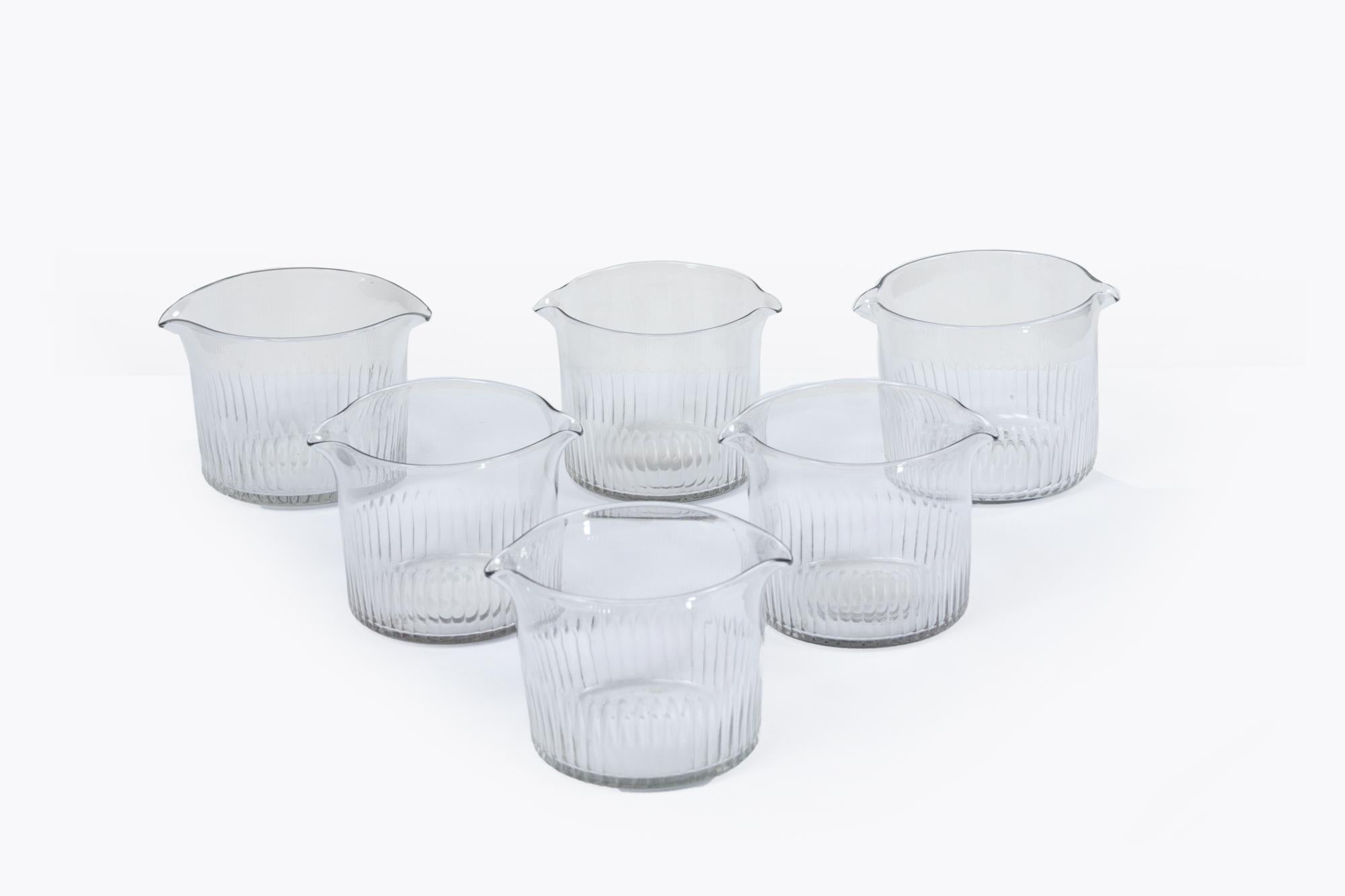 Frühes 19. Jahrhundert, sechs englische Regency-Glas-Weinspüler/-kühler mit geschliffenem Glasdesign um den Sockel und zwei Ausgüssen auf beiden Seiten des Randes. um 1820.

Ein Weinspüler wird mit kaltem Wasser oder Wasser mit Eis gefüllt und dann