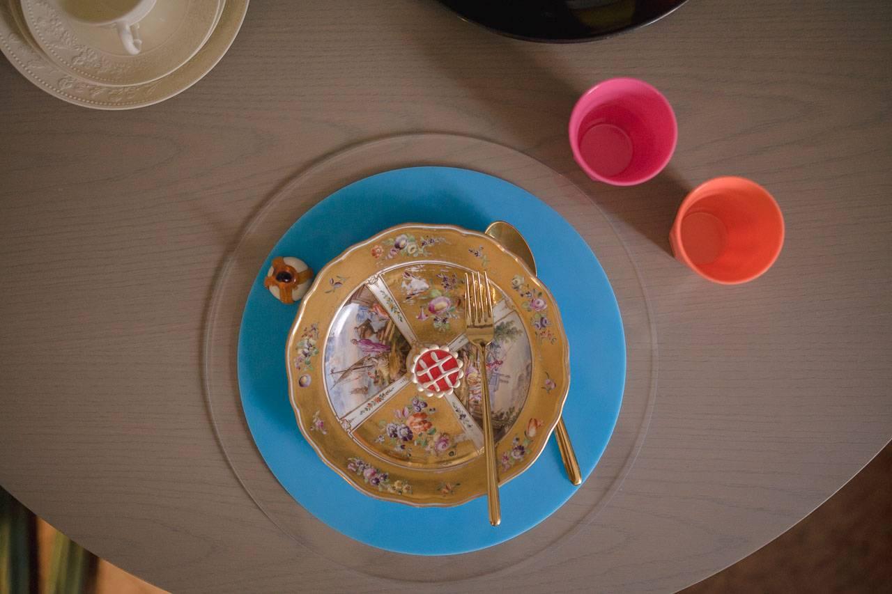Juego de seis platos de postre del fabricante Meissen; cada uno tiene un dibujo de color diferente pintado a mano; la riqueza de colores los hace modernos y fáciles de combinar con una vajilla contemporánea.

Con certificado de autenticidad.