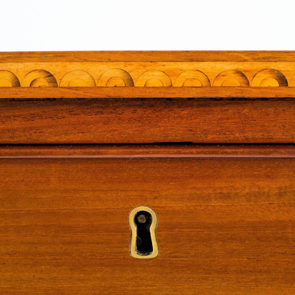 Early 19th Century Sheraton Mahogany Four Drawer Chest For Sale 1