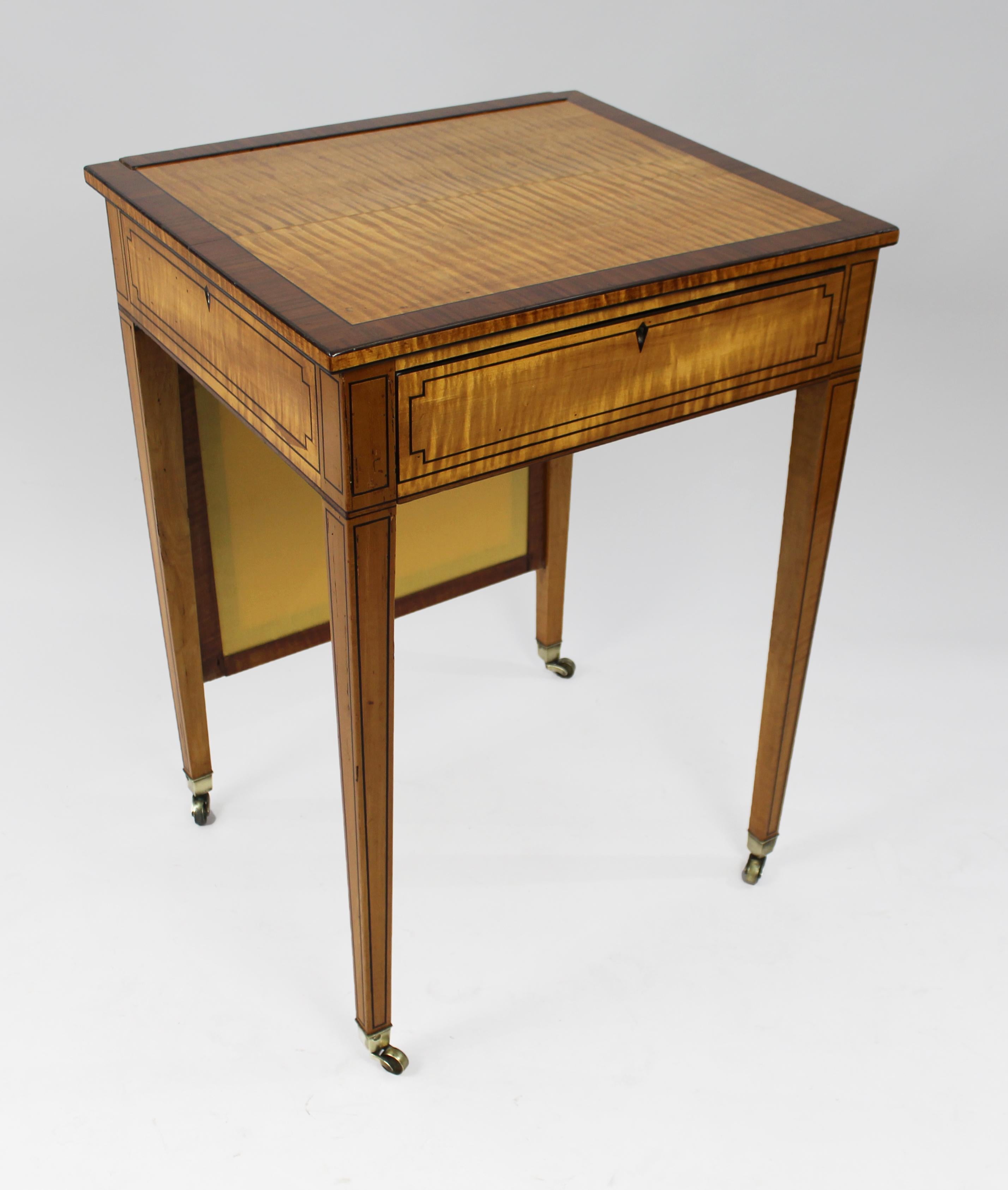 Tavolo da scrittura Sheraton in legno satinato dell'inizio del XIX secolo, con schermo e scivolo estraibile
Tavolo da scrittura in legno satinato di qualità di Giorgio III in stile Sheraton, inglese, circa 1810.

Questo elegante pezzo è