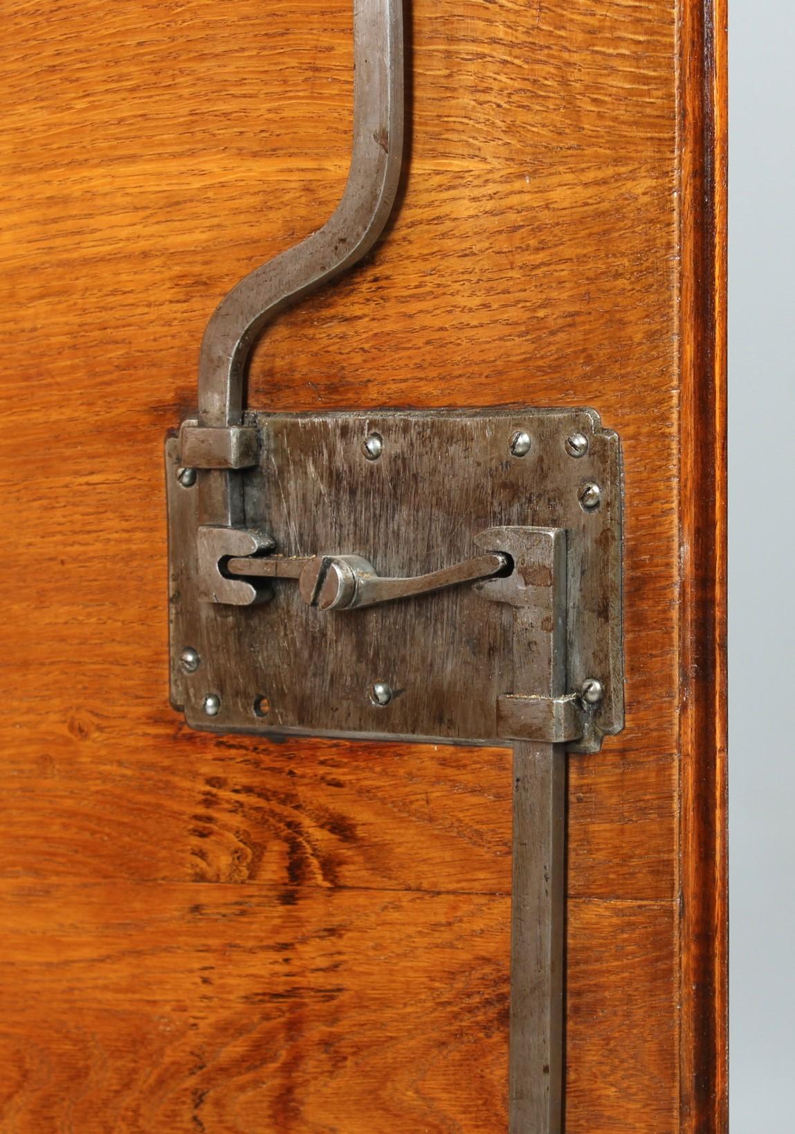 Sideboard aus dem frühen 19. Jahrhundert, Chiffoniere mit speziellem Zentralverschlusssystem im Angebot 3