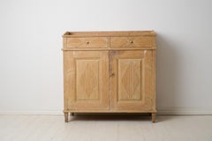 Anrichte im Gustavianischen Stil aus Schweden aus dem frühen 19. Jahrhundert mit rustikaler Patina