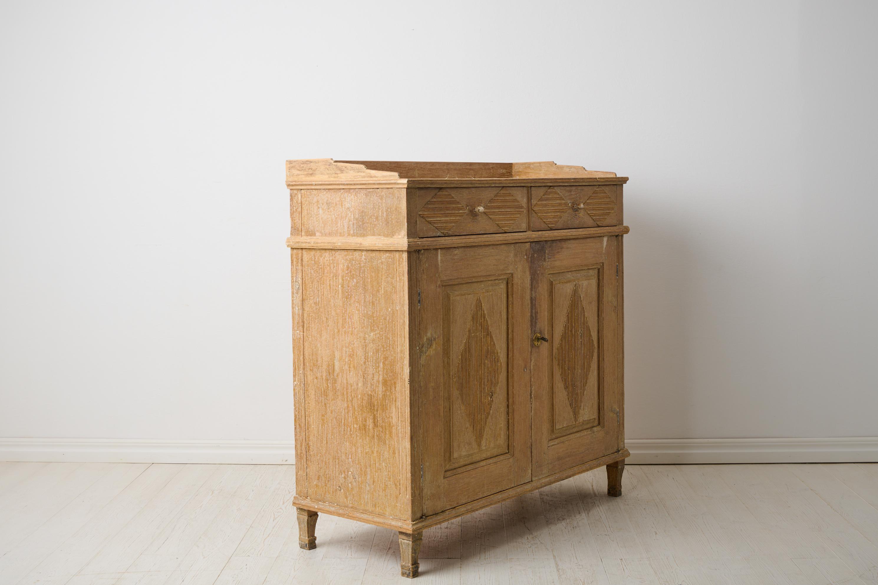 Early 19th Century Sideboard in Gustavian Style from Sweden with Rustic Patina In Good Condition For Sale In Kramfors, SE