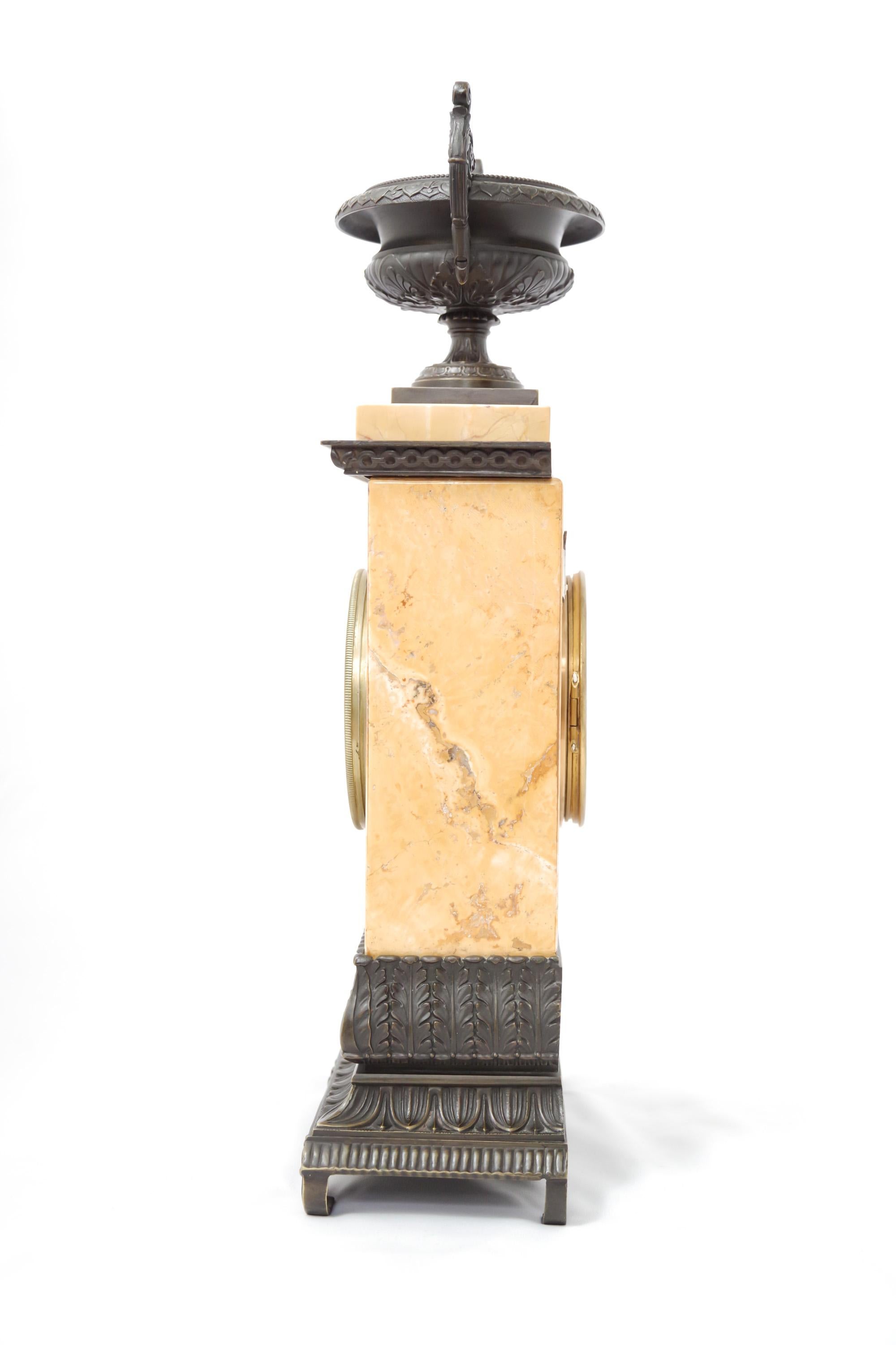 Patiné Horloge à portique en marbre de Sienne et bronze patiné du début du 19e siècle en vente