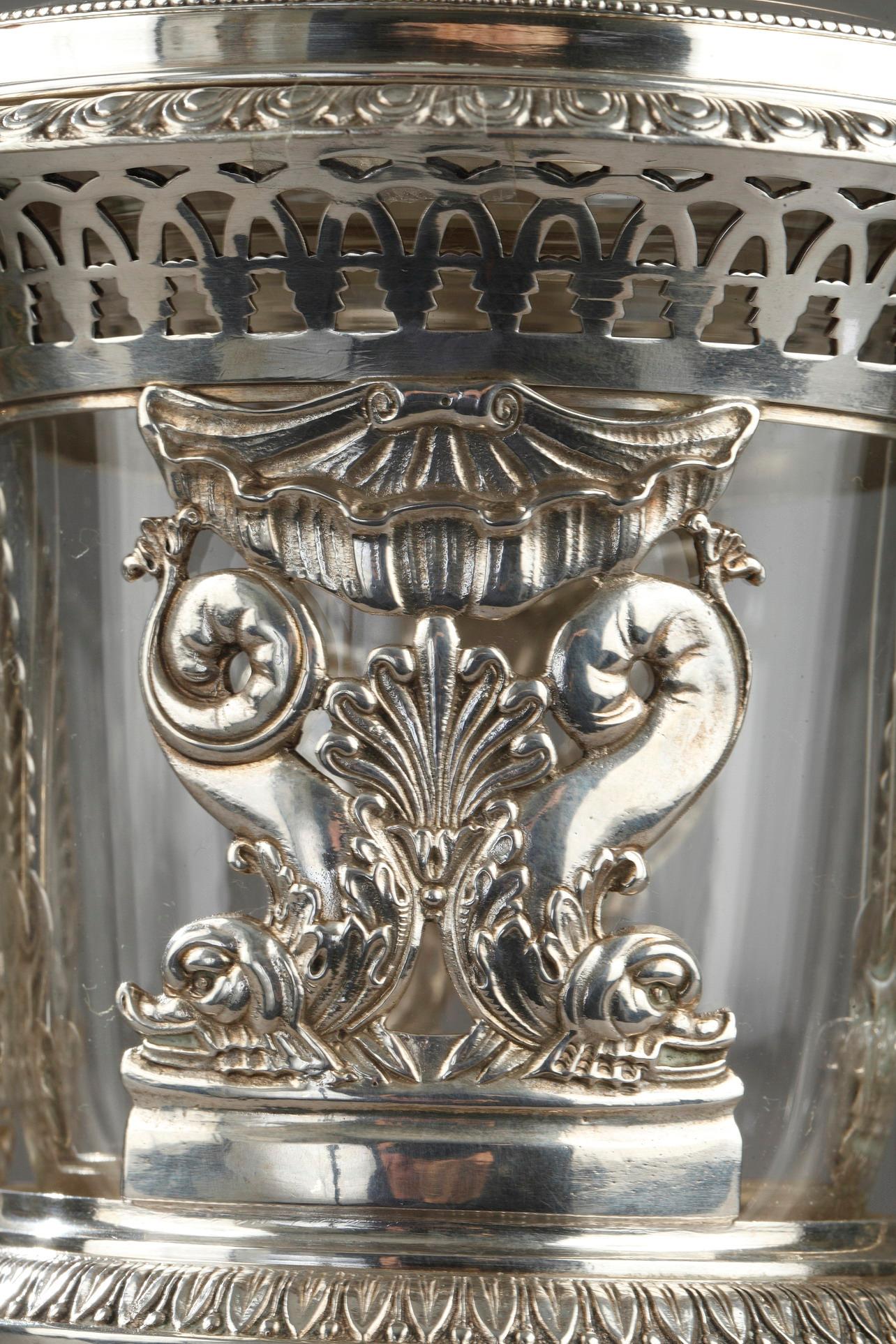 Early 19th century candy dish in silver and crystal. This elegant crystal and argent candy dish on piédouche and its removable lid crowned with a swan forming the plug. The body is decorated with motifs of dolphins backed by a palmette pattern