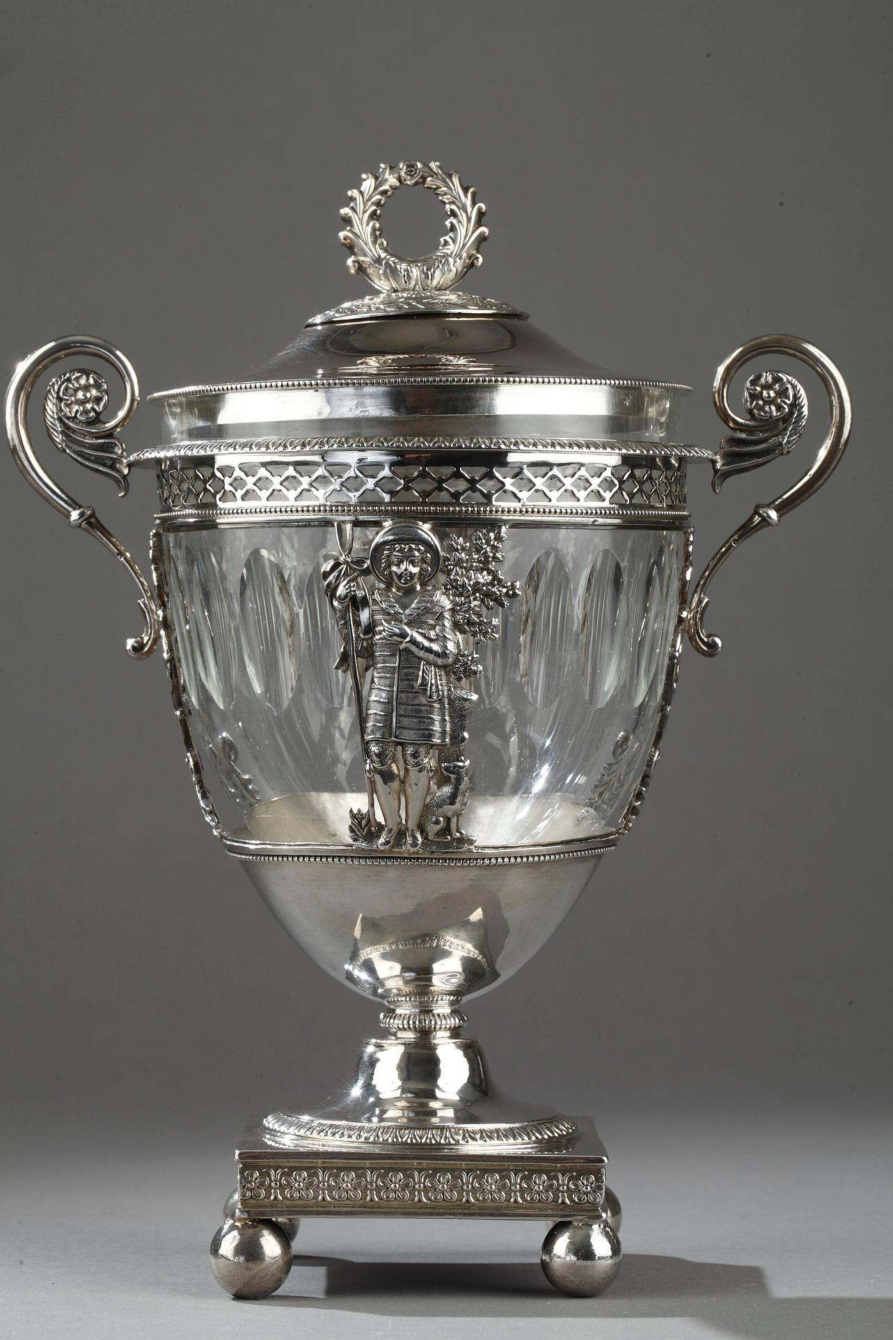 Drageoir in silver and crystal blown and carved. The drageoir is decorated on both sides with finely chiselled motifs representing children in gardener's costume and holding in his hands a shovel. At the feet of these children, a dog is represented.