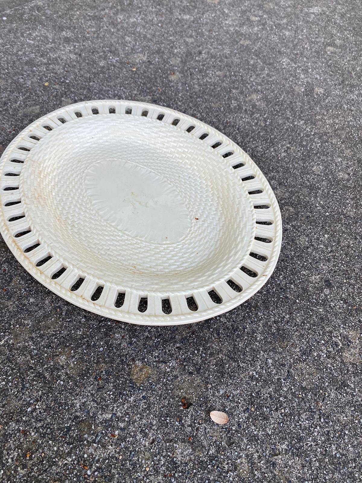 Early 19th Century Single Reticulated Creamware Oval Plate, Unmarked In Good Condition In Atlanta, GA