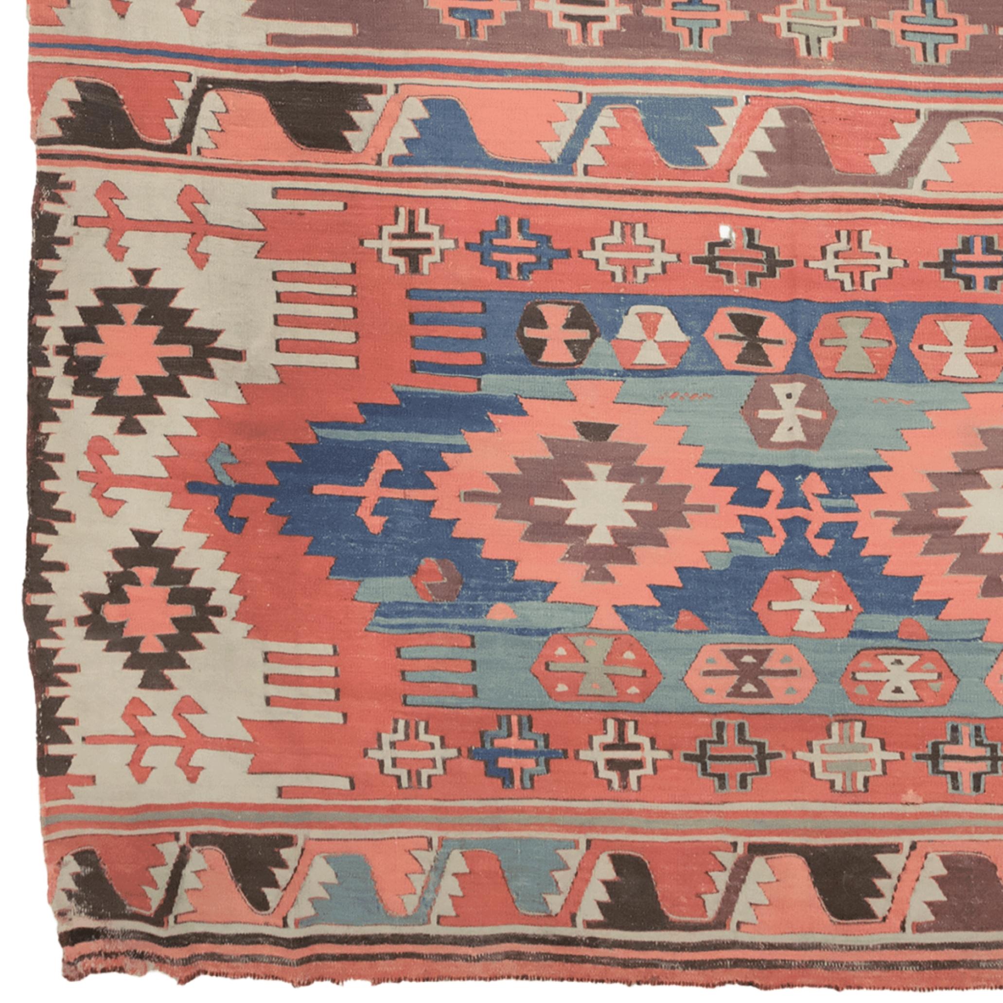 Cet extraordinaire tapis Sivas Hisar, tissé dans l'esprit de l'artisanat anatolien au début du XIXe siècle, est une pièce rare qui conserve sa valeur historique et culturelle jusqu'à aujourd'hui. Portant les traces du passé dans chacun de ses nœuds,