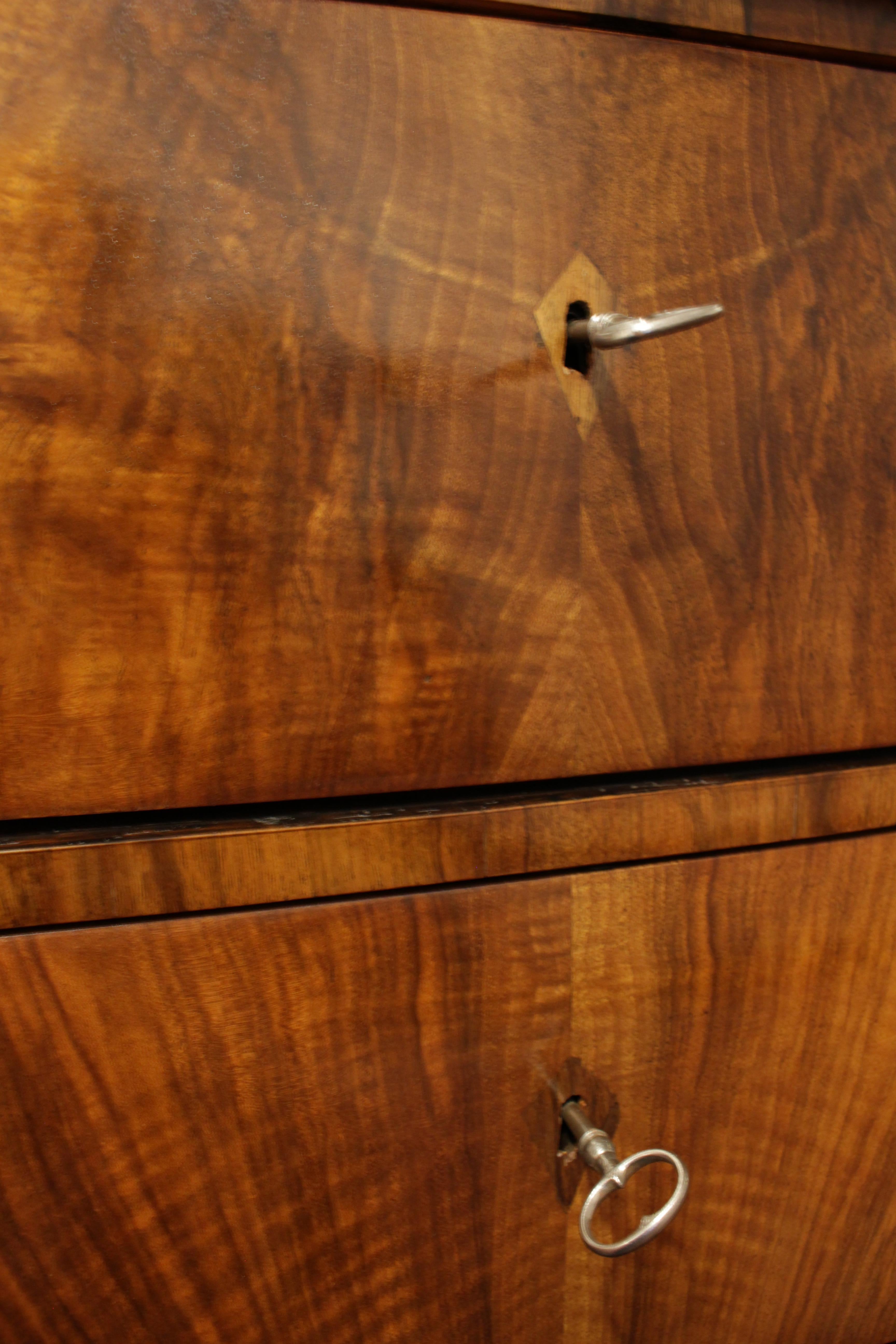 Early 19th Century Small Biedermeier Walnut Wood Chest of Drawers, circa 1820 (Poliert)