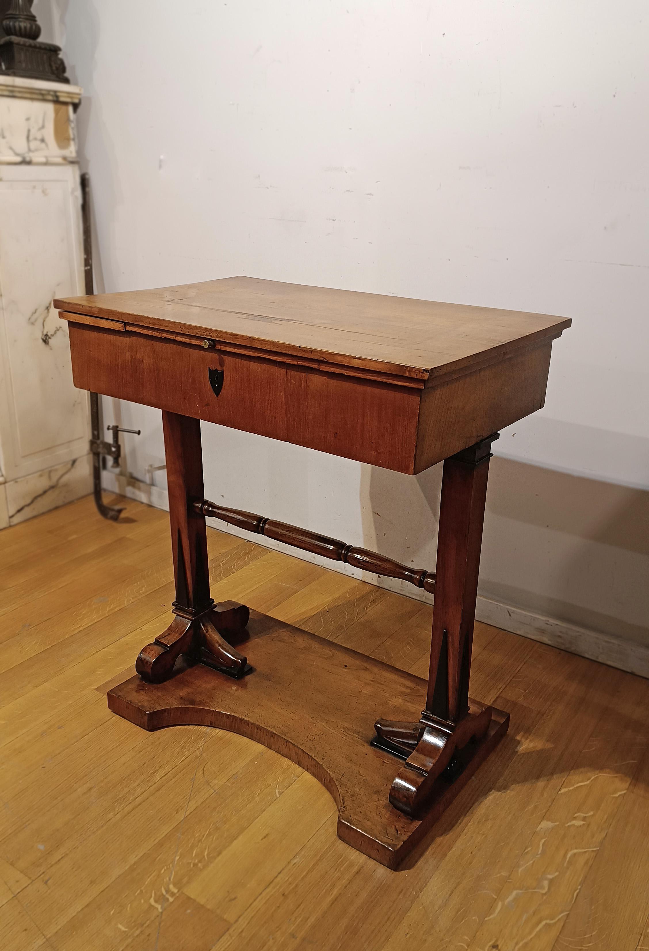 EARLY 19th CENTURY SMALL WORKING TABLE For Sale 3
