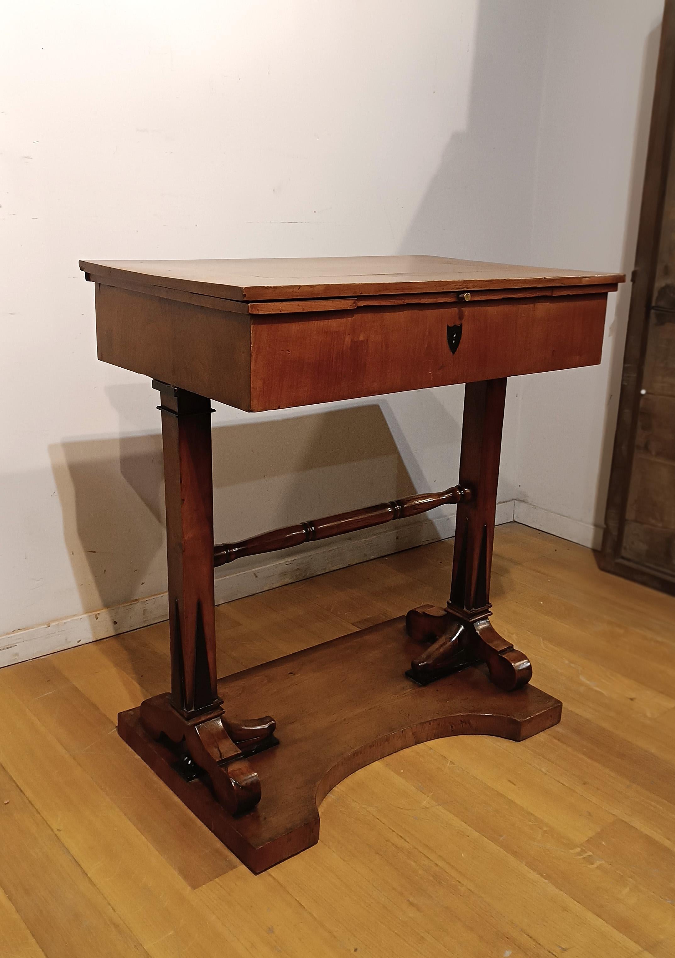 EARLY 19th CENTURY SMALL WORKING TABLE For Sale 4