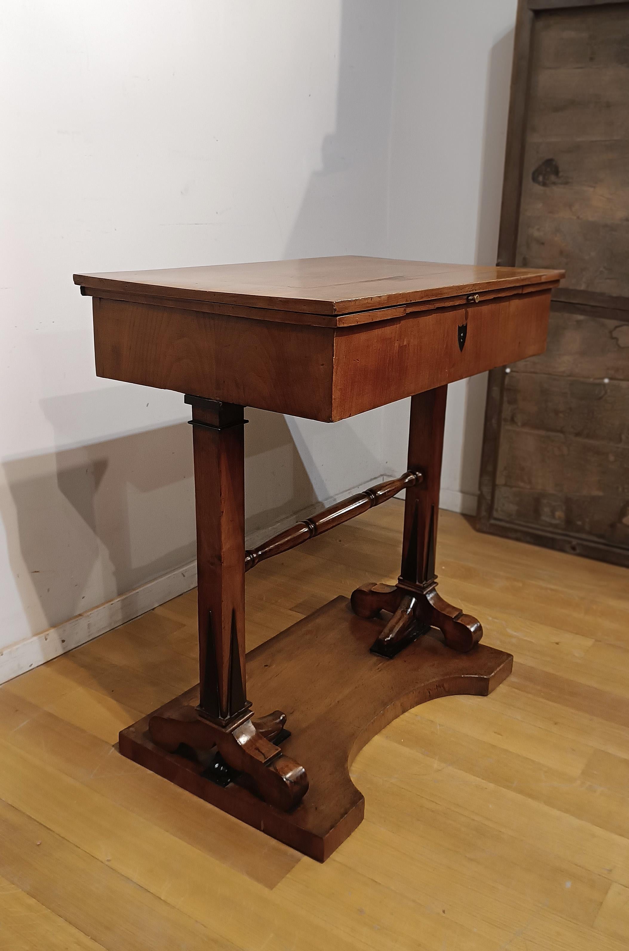 EARLY 19th CENTURY SMALL WORKING TABLE For Sale 5