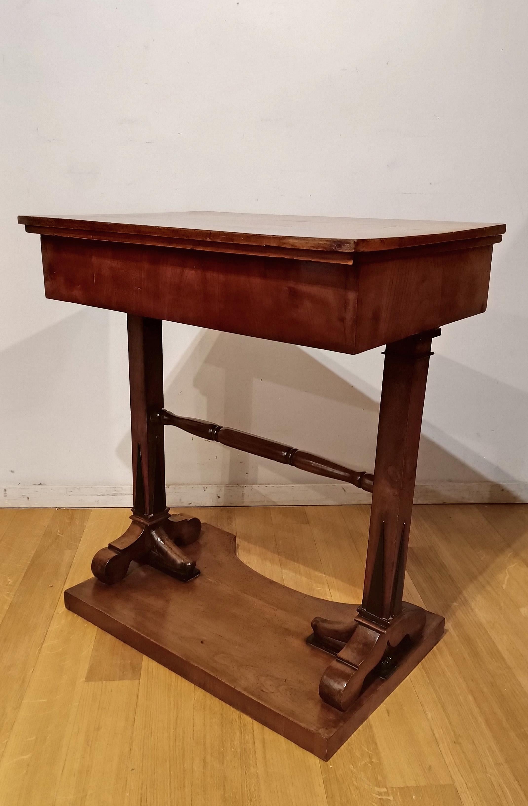 EARLY 19th CENTURY SMALL WORKING TABLE In Good Condition For Sale In Firenze, FI
