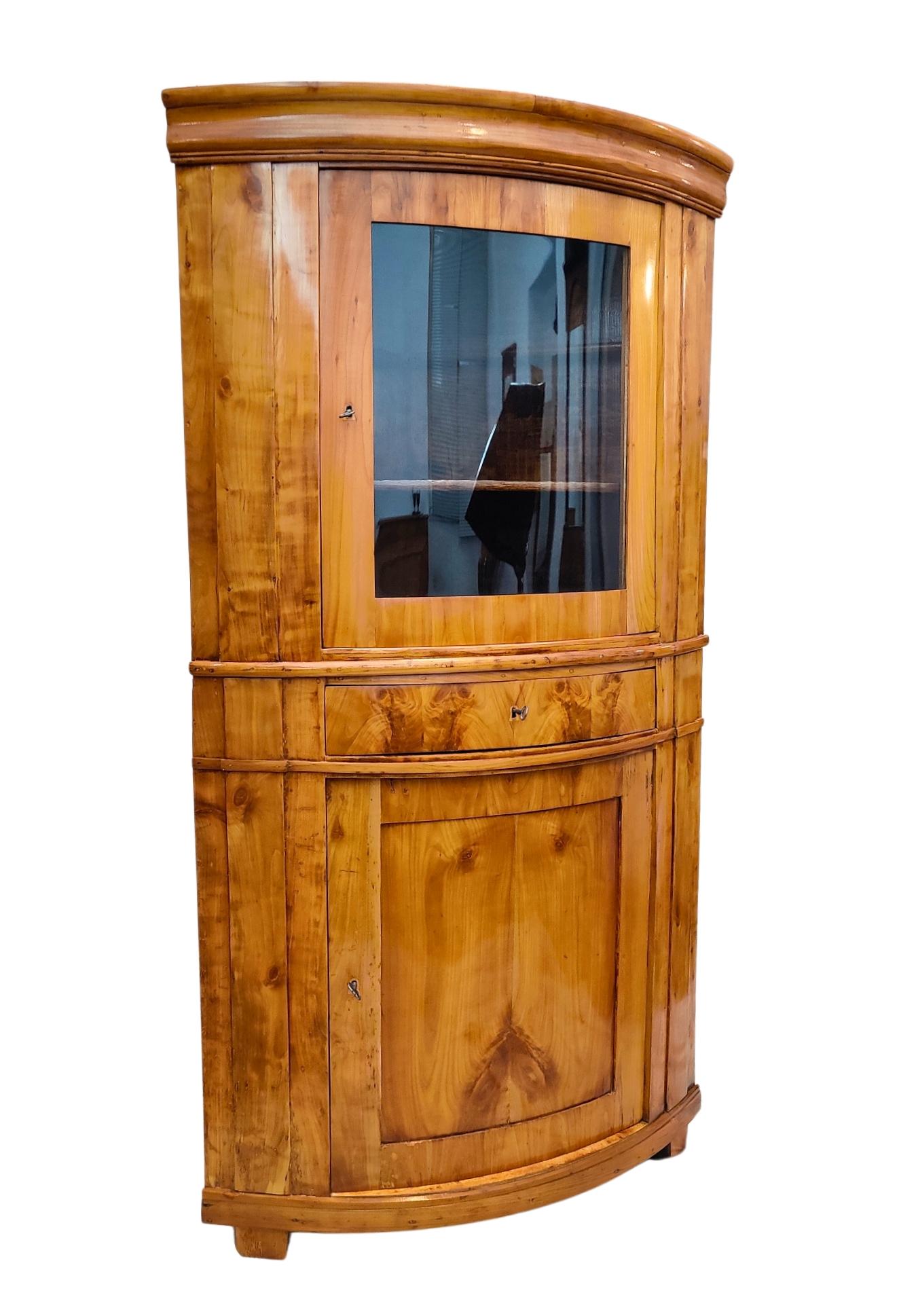 Tedesco Mobile ad angolo Biedermeier in ciliegio massiccio dell'inizio del XIX secolo in vendita