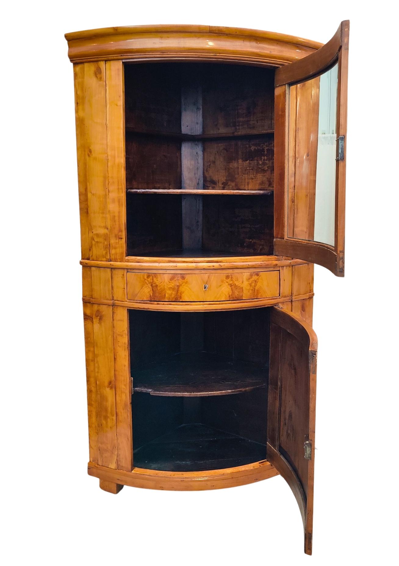Lucidato Mobile ad angolo Biedermeier in ciliegio massiccio dell'inizio del XIX secolo in vendita