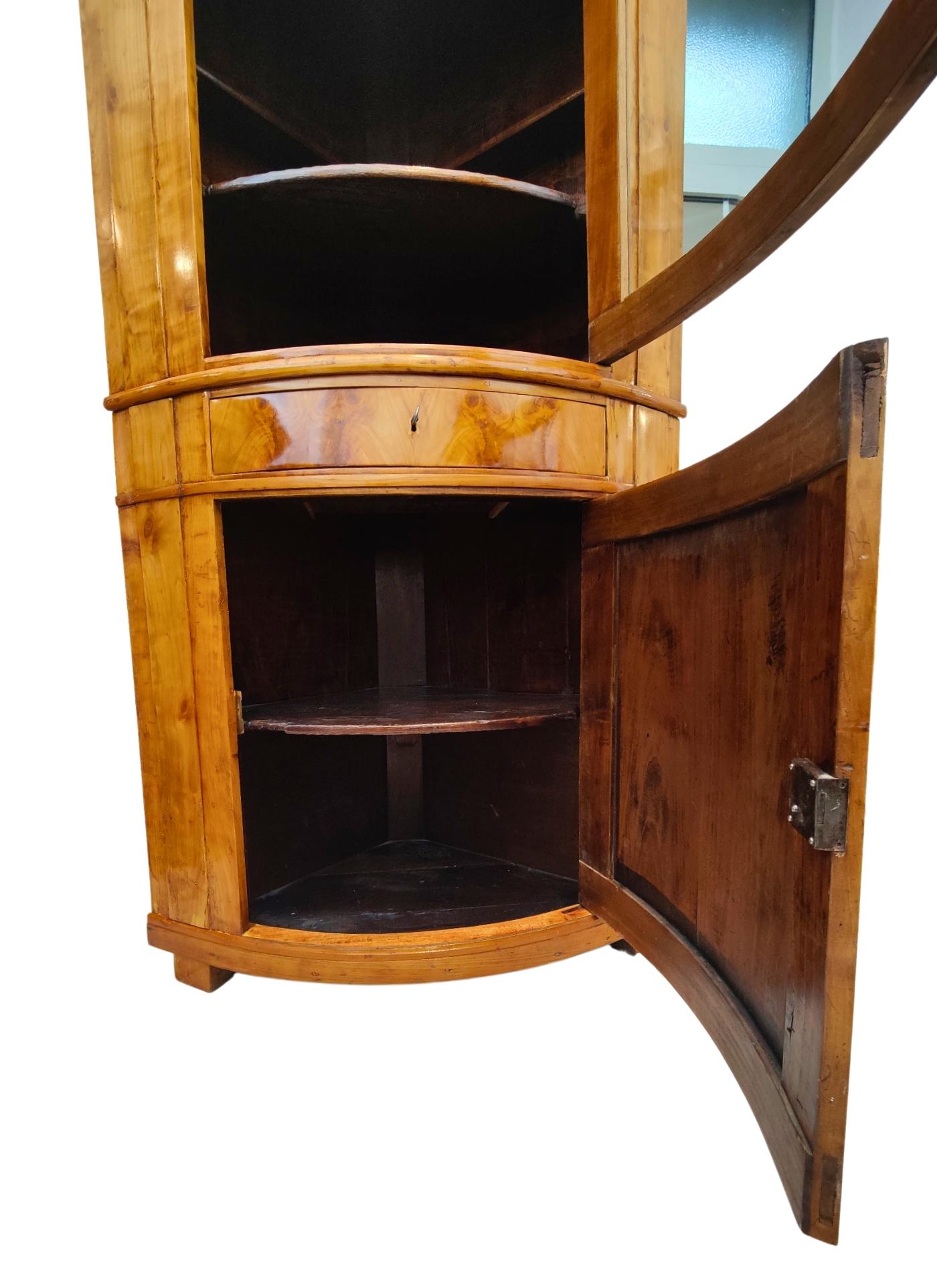 Mobile ad angolo Biedermeier in ciliegio massiccio dell'inizio del XIX secolo In condizioni buone in vendita a Darmstadt, DE