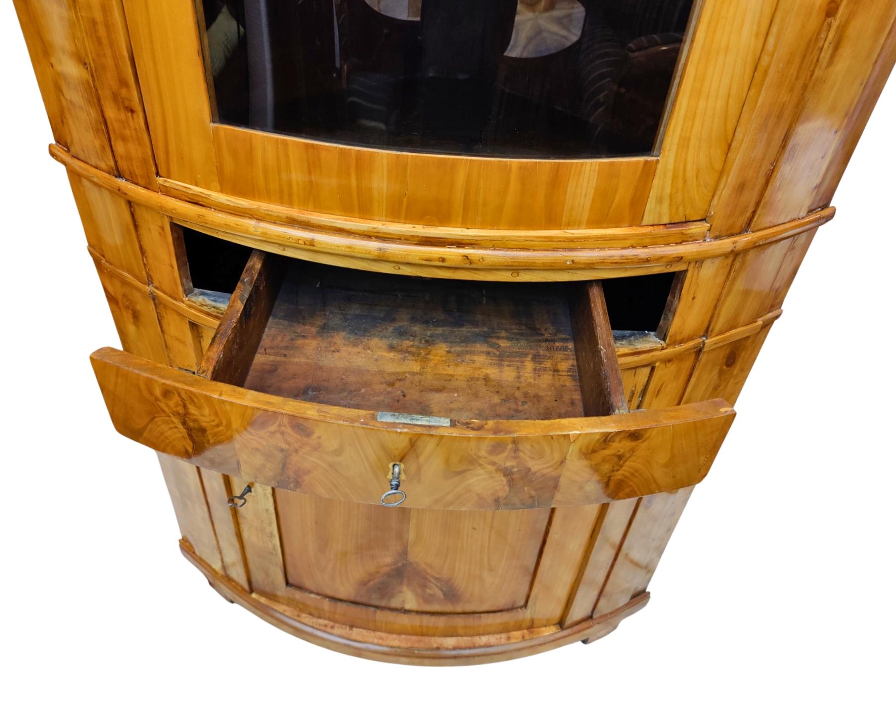 Mobile ad angolo Biedermeier in ciliegio massiccio dell'inizio del XIX secolo in vendita 1