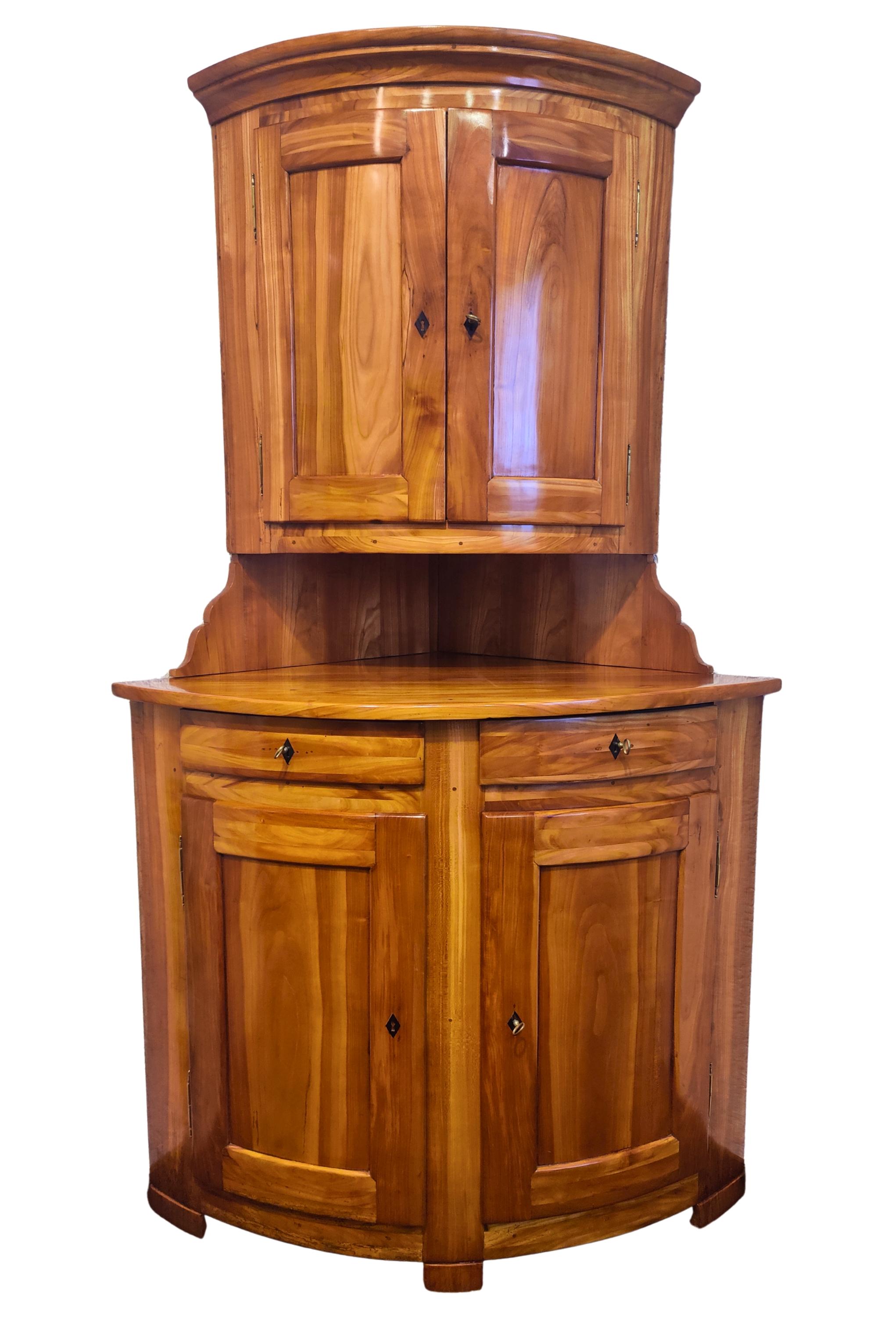 Armario esquinero Biedermeier de cerezo macizo de principios del siglo XIX en venta 1