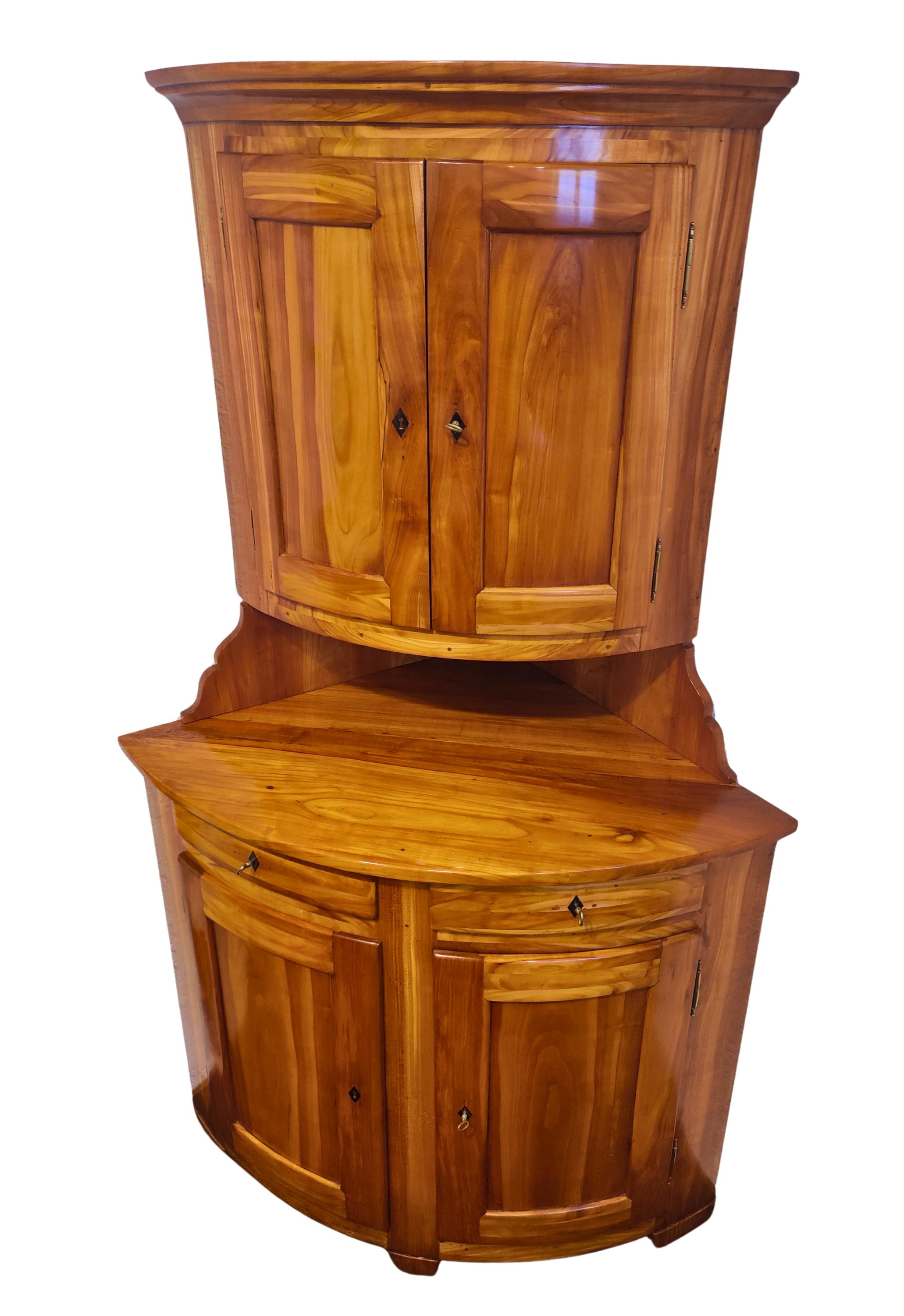 Armario esquinero Biedermeier de cerezo macizo de principios del siglo XIX en venta 2