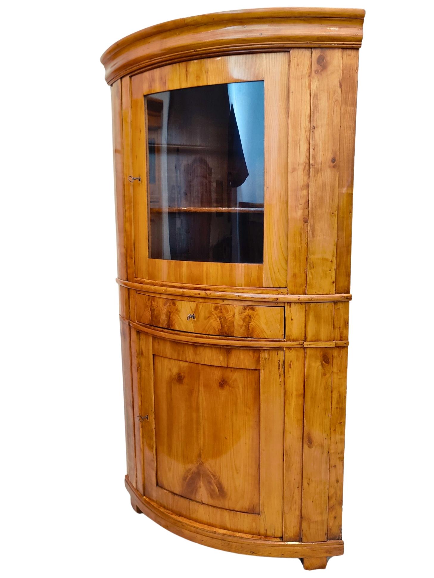 Mobile ad angolo Biedermeier in ciliegio massiccio dell'inizio del XIX secolo in vendita 3